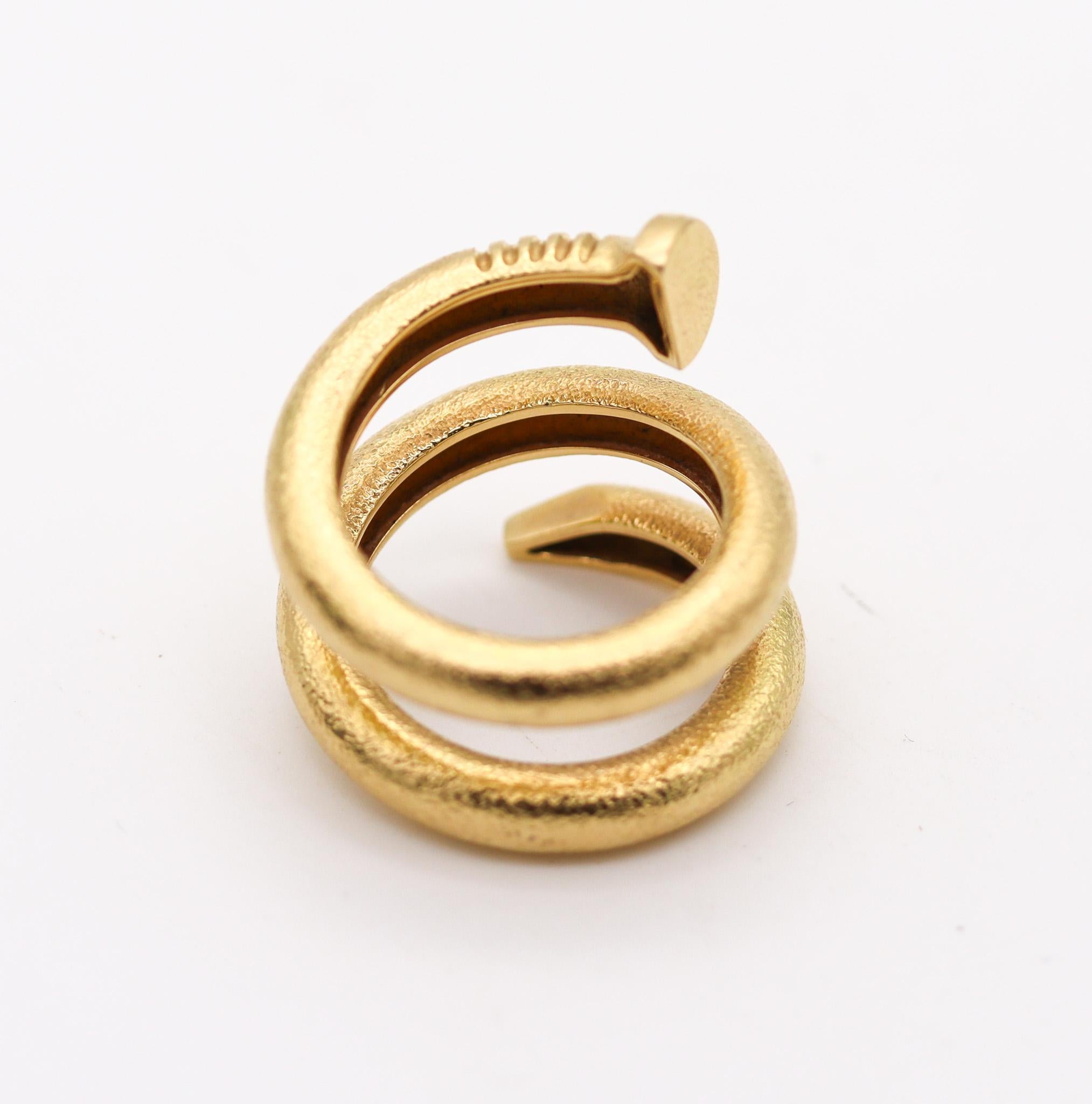David Webb Textured Large Twisted Nail Ring In Solid 18kt Yellow Gold In Excellent Condition For Sale In Miami, FL