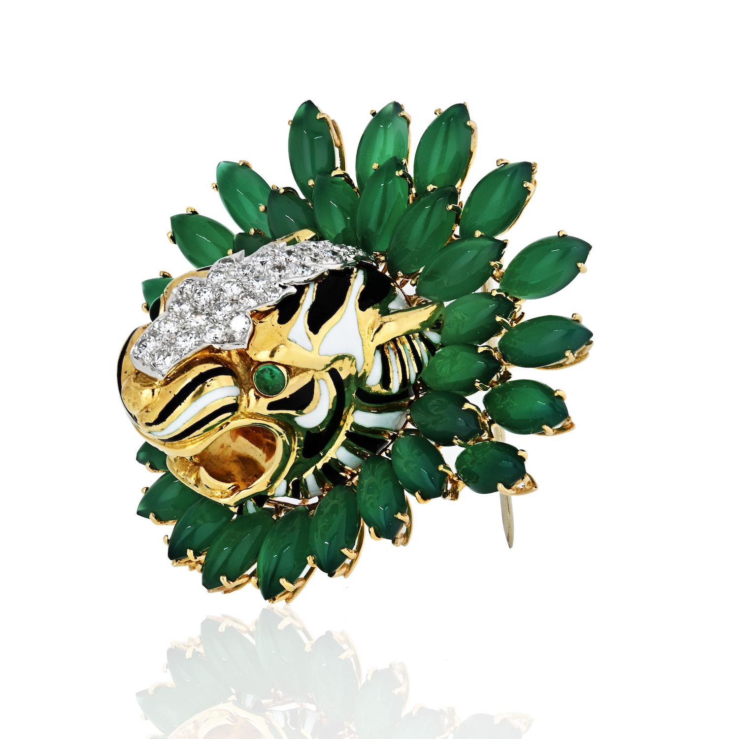 Superbe broche en forme de tête de tigre créée par David Webb, composée d'onyx vert marquise, d'émeraudes cabochon, d'environ 0,99 carats de diamants taillés en brillant, le tout serti dans de l'or jaune 18 carats et du platine.

L :