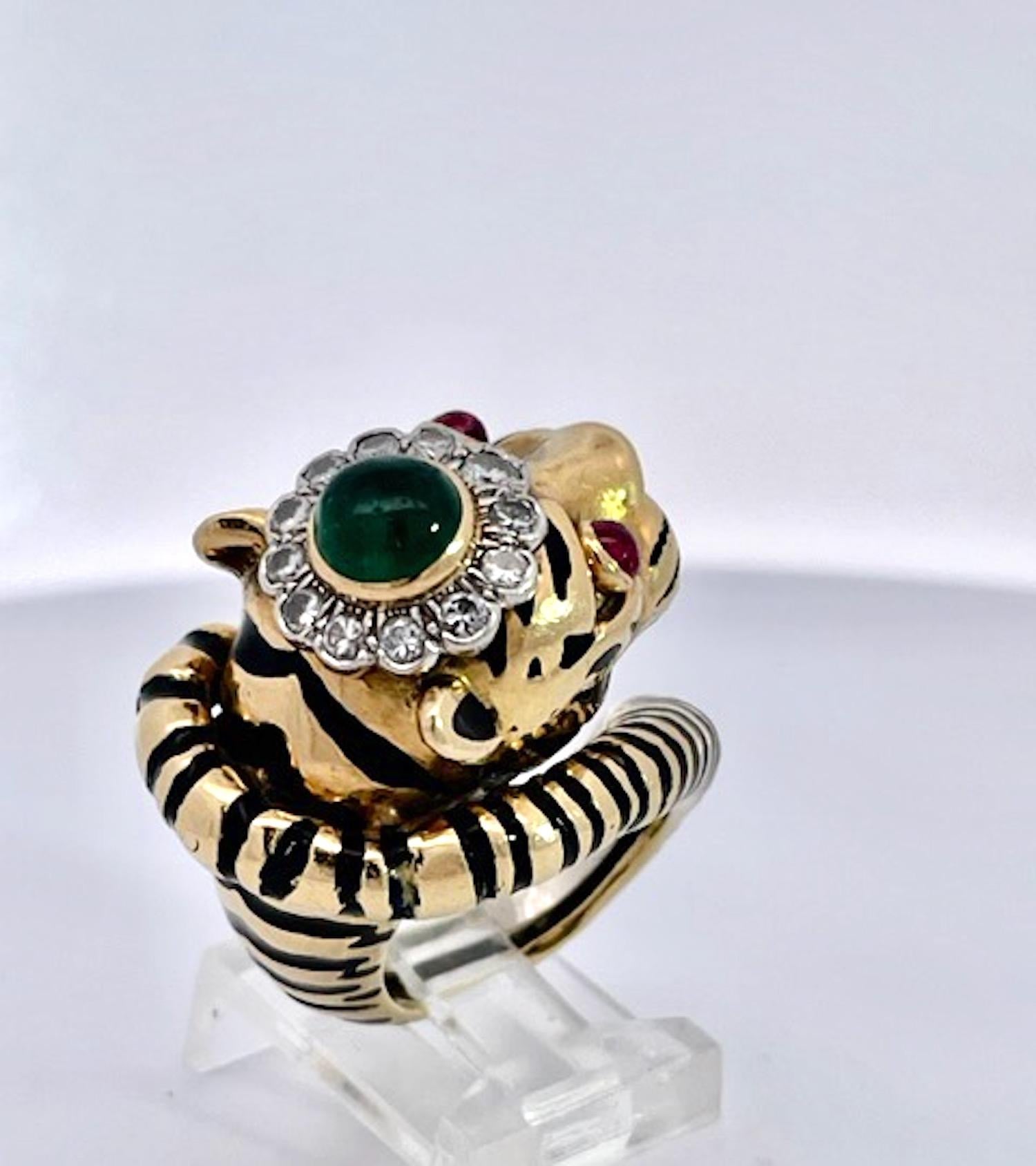 Taille cabochon David Webb Bague tigre yeux de rubis, tête d'émeraude en vente