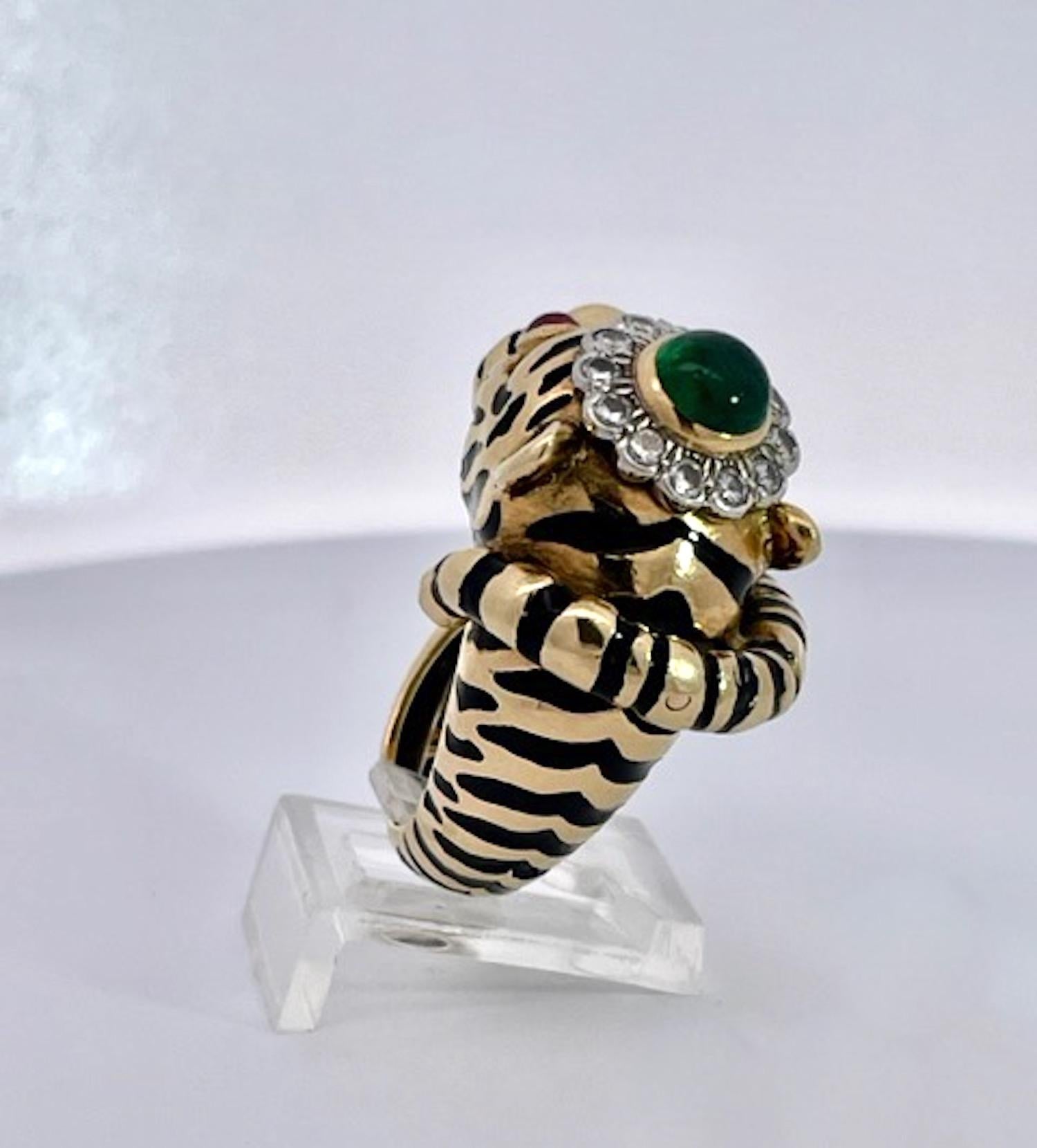 David Webb Bague tigre yeux de rubis, tête d'émeraude Bon état - En vente à North Hollywood, CA