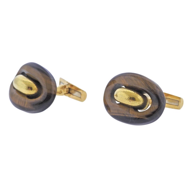 Pair of 18k gold cufflinks by David Webb, with tiger's eye top. Each top measures 25mm x 18mm. Marked Webb 18k. Weight : 25.1 grams.

