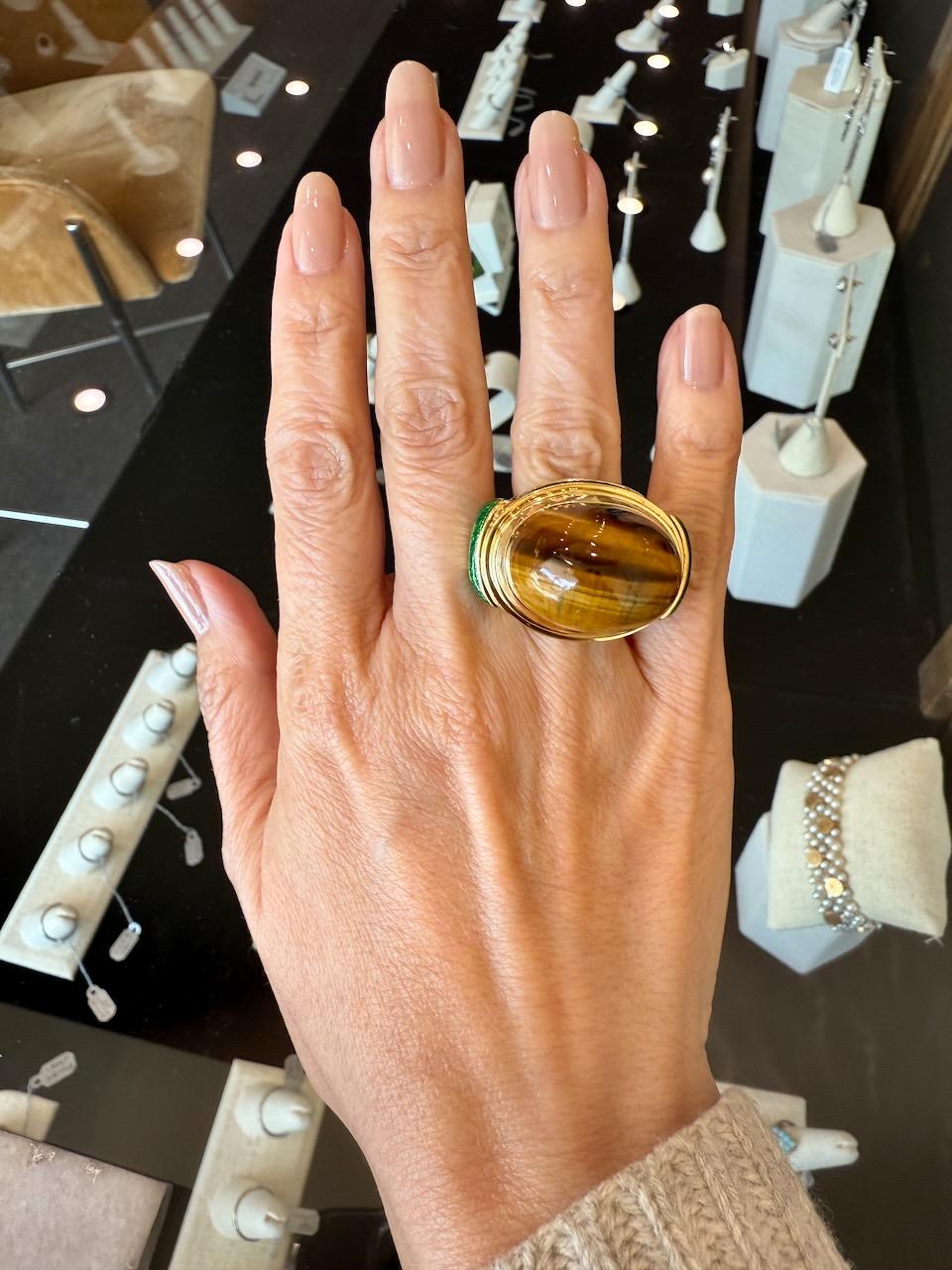 Bellissimo anello di David Webb degli anni '60 
Il centro è uno splendido occhio di tigre
L'anello è impreziosito da uno smalto verde.
Lo smalto è in ottime condizioni
La parte superiore è lunga circa 33 mm  x 24 mm di larghezza e 23 mm di