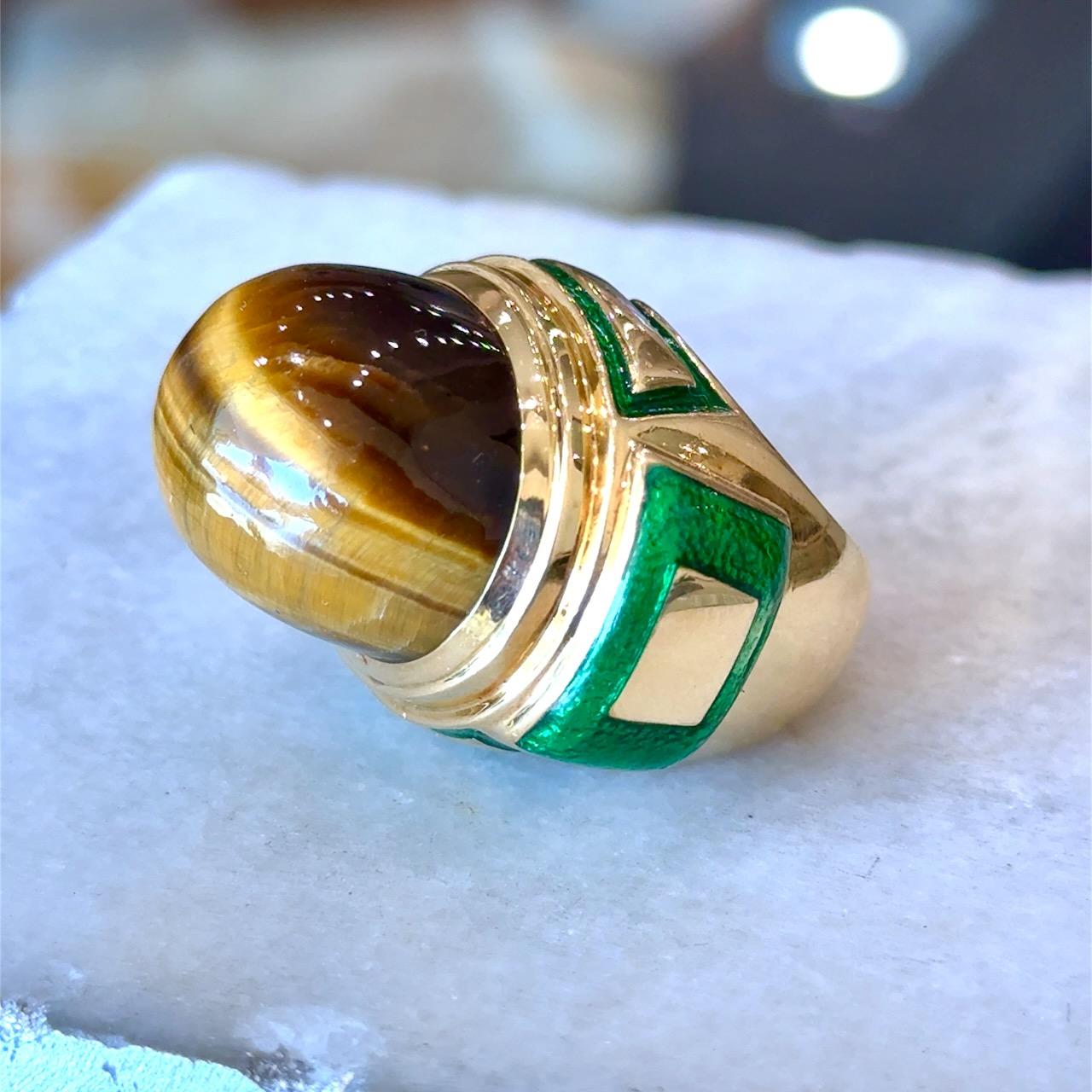 Cabochon David Webb Anello da cocktail in oro 18 carati con smalto verde occhio di tigre e astuccio in vendita