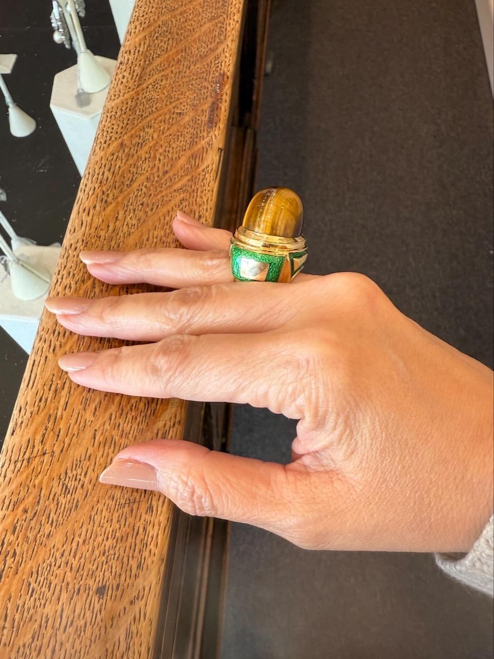 Donna David Webb Anello da cocktail in oro 18 carati con smalto verde occhio di tigre e astuccio in vendita