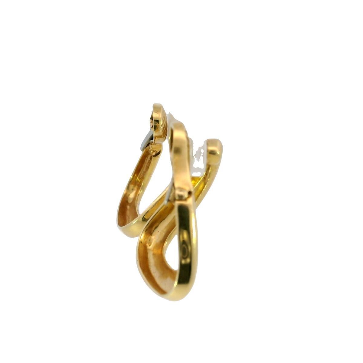 Donna David Webb Orecchini a cerchio triangolari a clip in oro giallo 18 carati in vendita