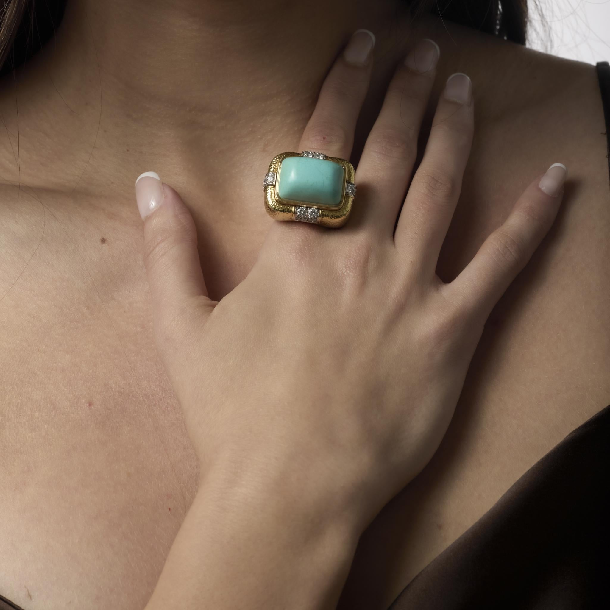 Un audace anello vintage di David Webb con un sorprendente turchese cabochon di 20,34 x 14,92 mm incorniciato da 1 carato di diamanti di colore E e purezza VS in oro giallo 18 carati e platino.