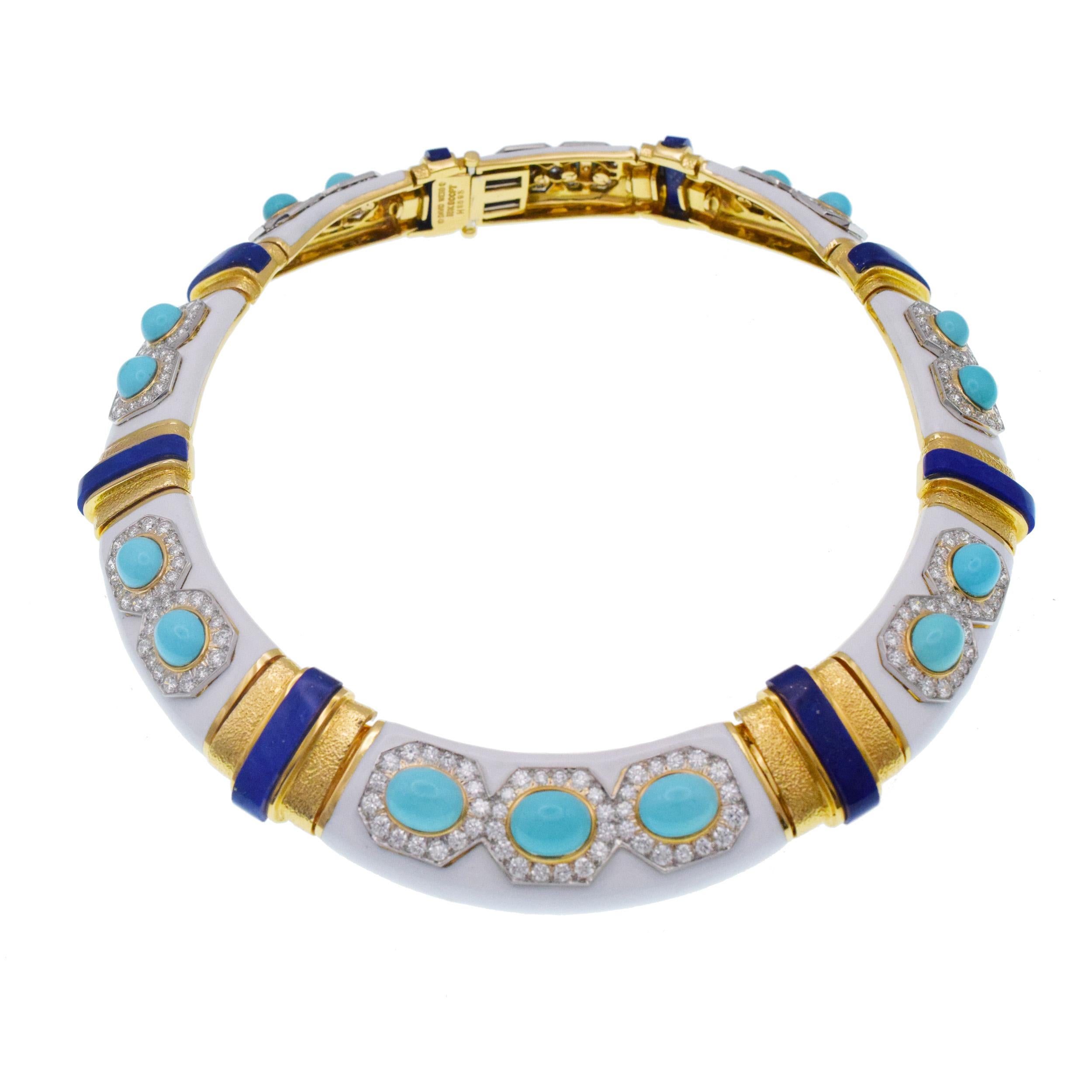 David Webb Halsband aus Türkis, Lapislazuli, Diamant und weißer Emaille
Halskette aus 18k Gelbgold und Platin. Die Halskette besteht aus 8
längliche Glieder aus weißem Emaille mit Größenabstufung und 8 Trennglieder aus Gelbgold mit Größenabstufung.
