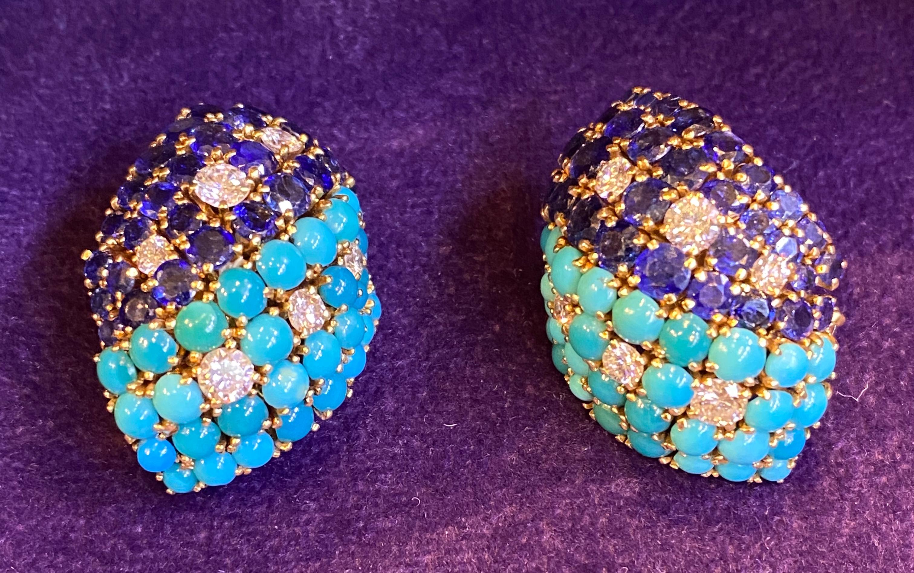Taille cabochon David Webb Boucles d'oreilles en turquoise, saphirs et diamants en vente