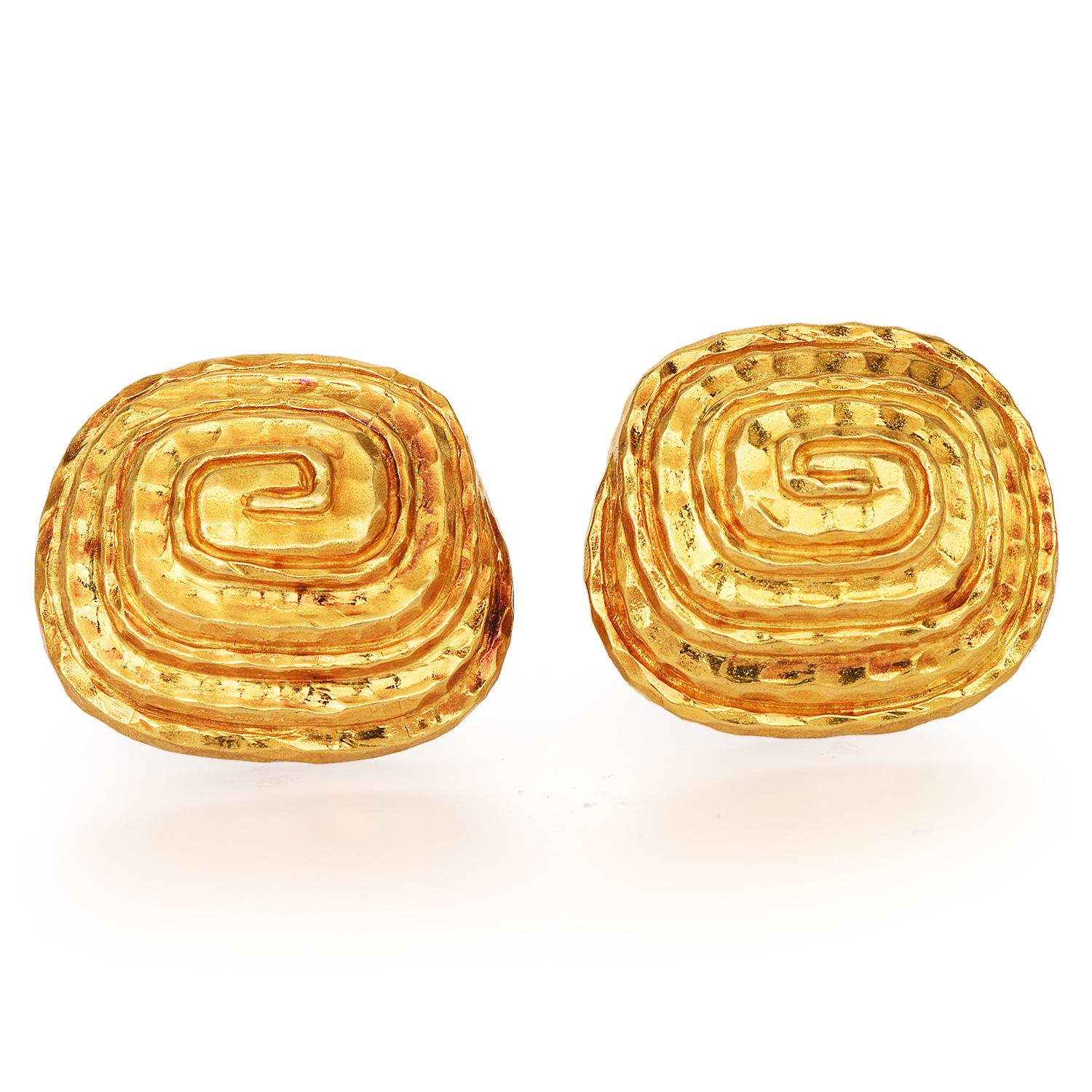 Vintage 1970s  David Webb, 18K yellow gold cufflinks, with a highly detailed & hammered accented greek spiral pattern design.

Rise above the rest at your next cocktail occasion with this exclusive designer piece.

Weight: 28.5 Grams

Cufflinks