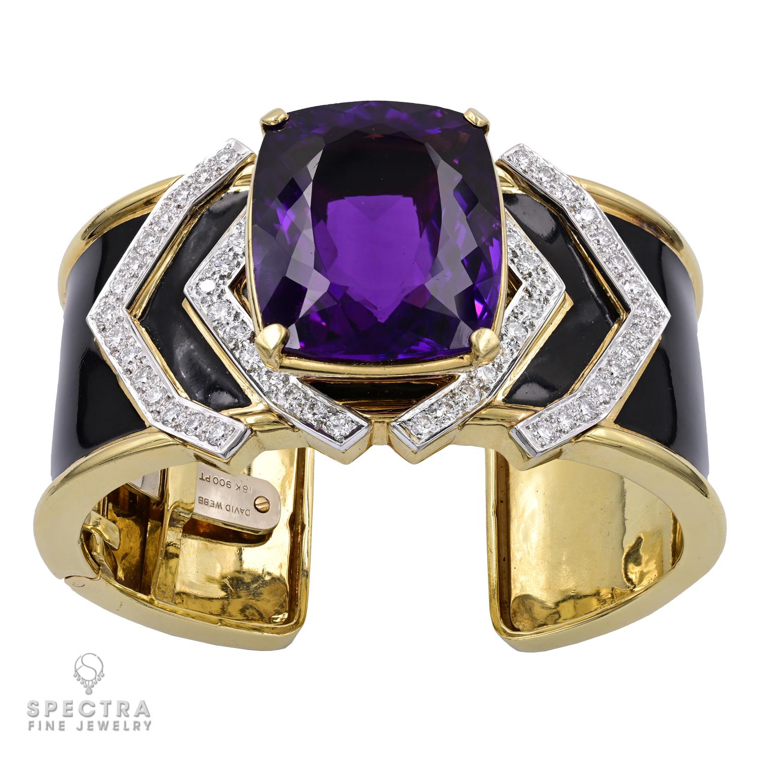 Questo audace e sorprendente bracciale vintage del designer americano David Webb, del 1990 circa, incarna il suo amore per l'arte, la scultura e lo stile Art/One. Realizzato in oro giallo 18 carati, platino e smalto nero, il bracciale di forma