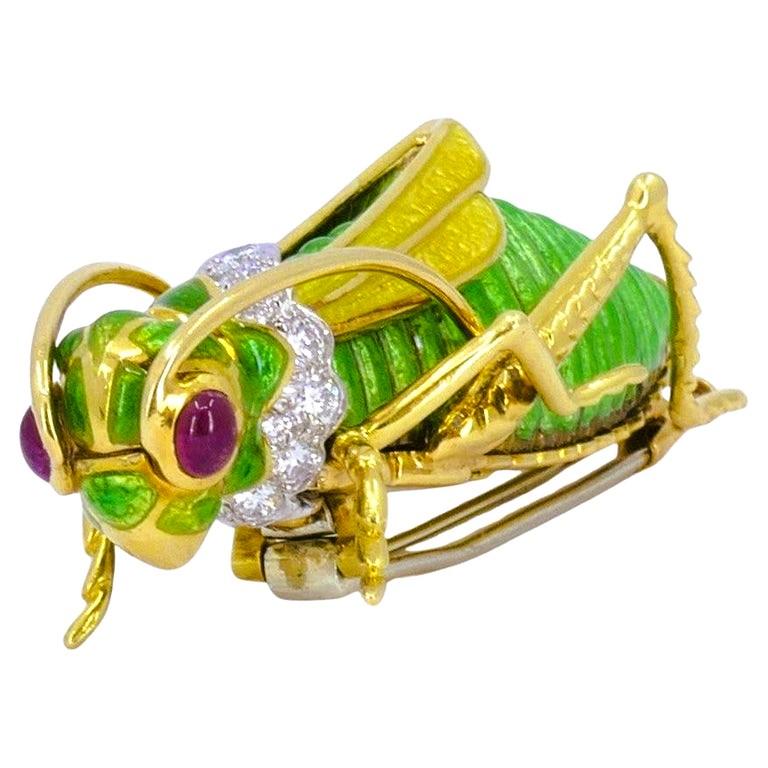 Une impressionnante broche vintage de David Webb en or 18 carats, émail vert et pierres précieuses.
Cette créature fantaisiste présente toutes les caractéristiques du design Webb : taille, aspect exotique, couleurs vives et apparence luxueuse. Il