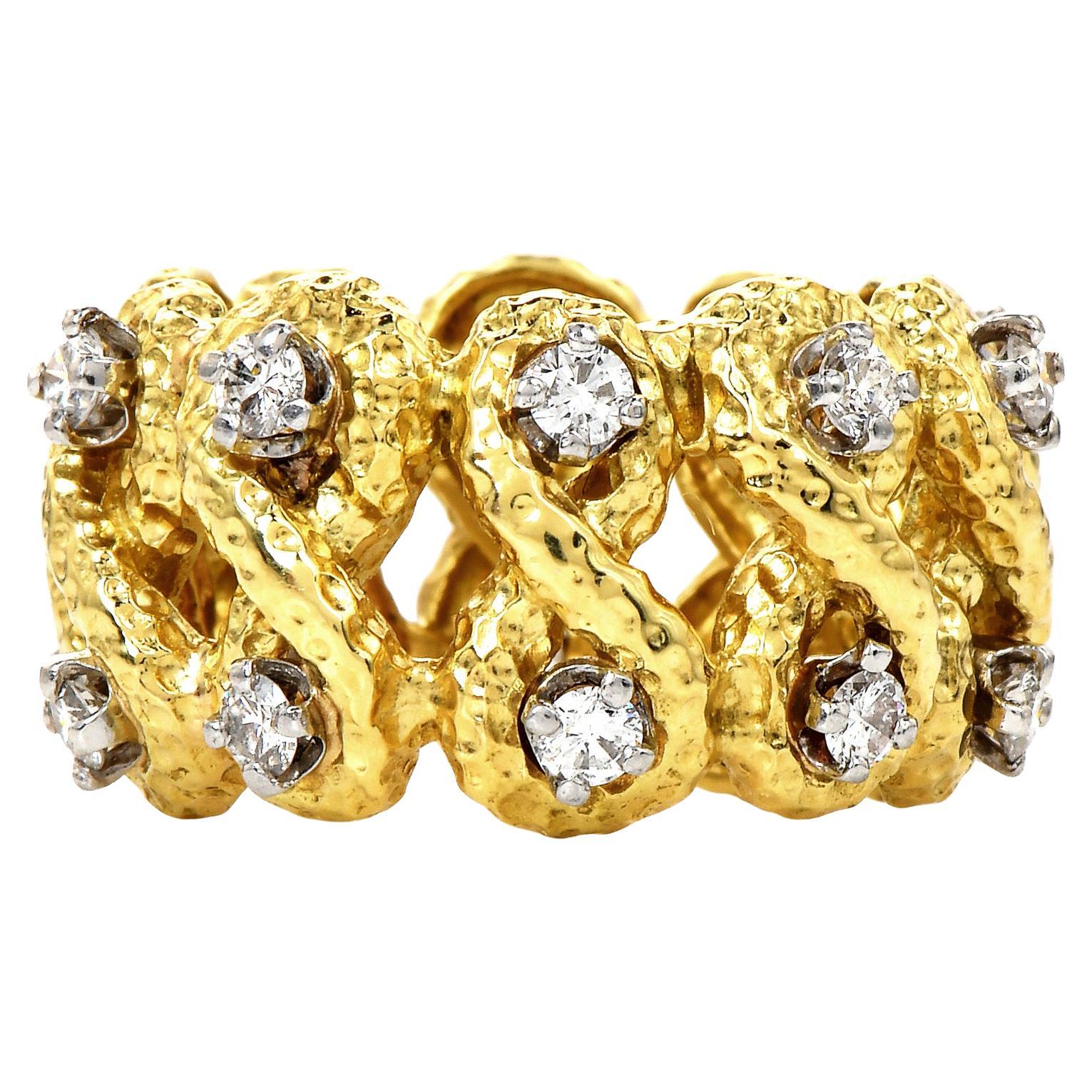 Créée par le célèbre designer David Webb, cette bague à anneau éternel est une façon glamour de mettre en valeur vos bijoux en or.

Réalisé en or jaune massif 18K avec une finition texturée et un diamant serti sur le platine.

Tous les maillons en