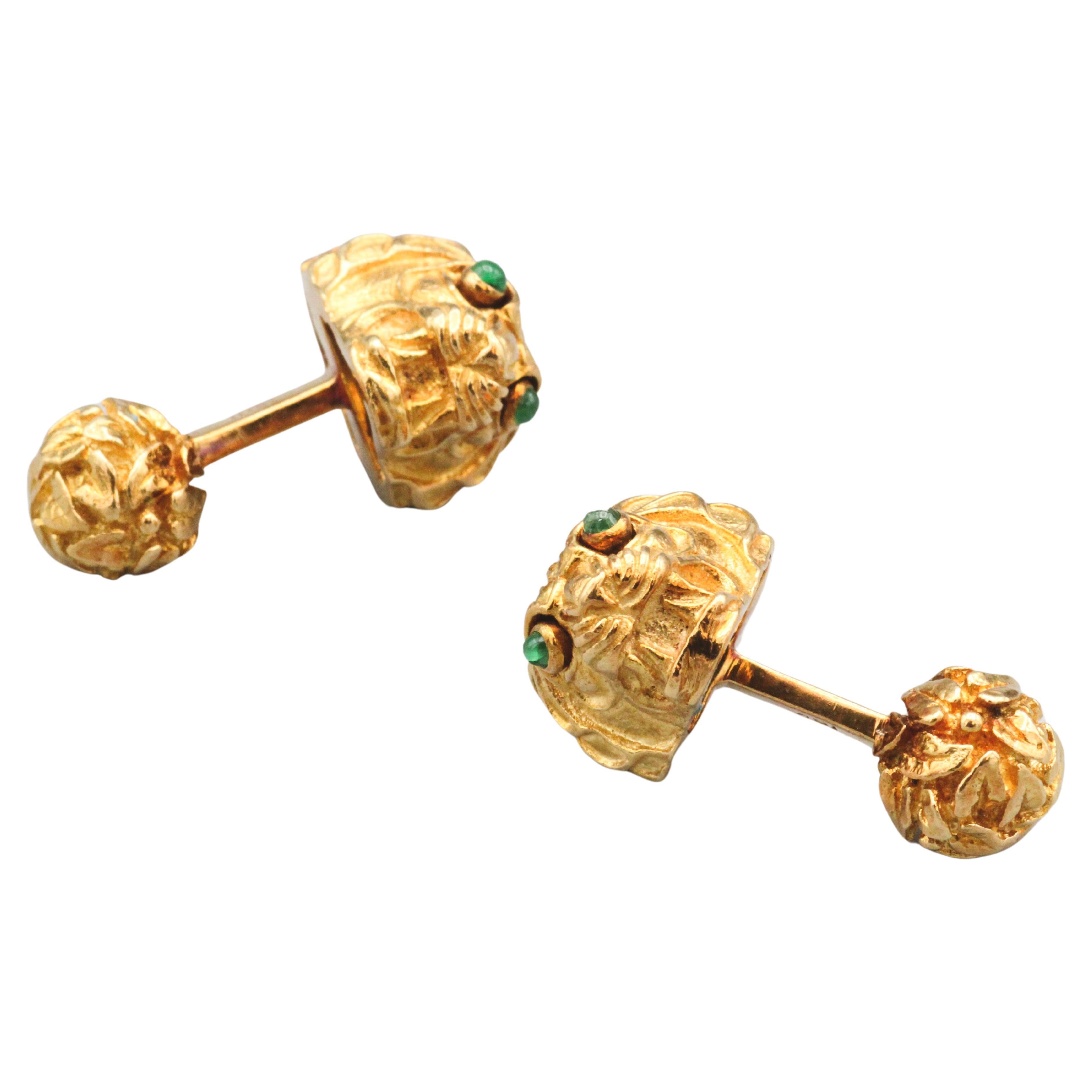 Treten Sie ein in das Reich der königlichen Eleganz mit unseren David Webb Vintage Emerald 18k Gold Lion Head Cufflinks. Diese Manschettenknöpfe sind ein Beweis für das ikonische Design und die herausragende Handwerkskunst von David Webb. Sie sind