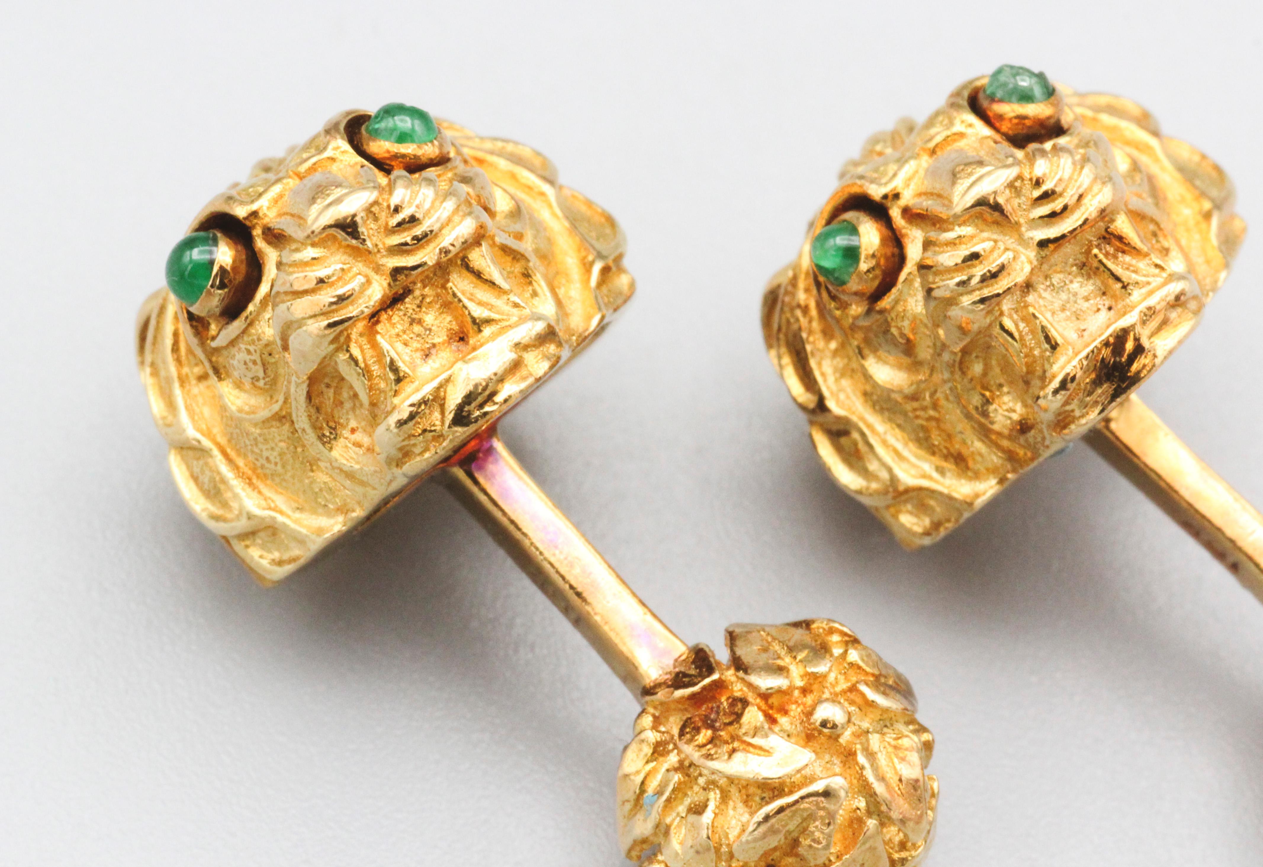 DAVID WEBB  Vintage Emerald 18k Gold Lion Head Cufflinks In Good Condition For Sale In New York, NY