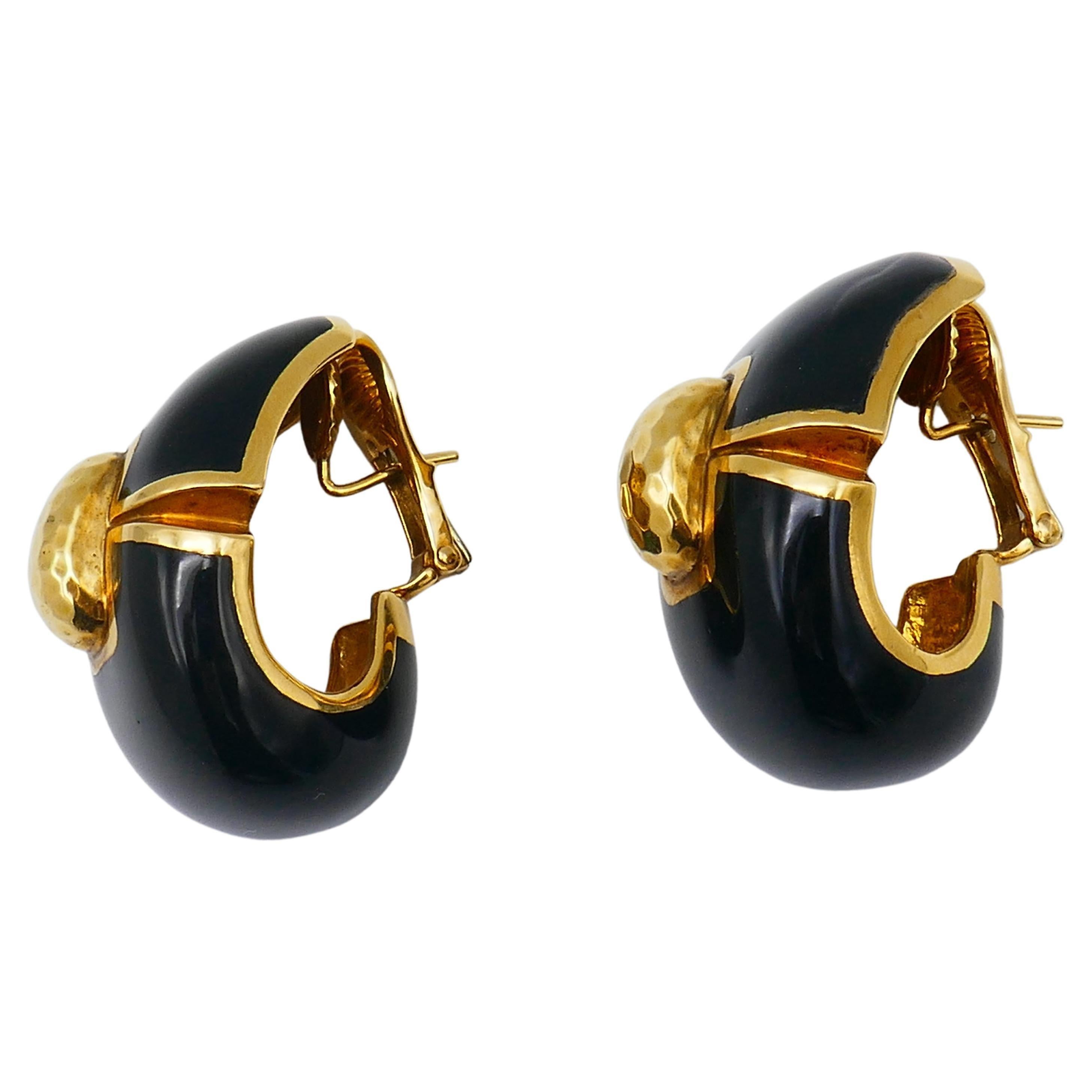 A rare pair of David Webb vintage gold earrings featuring black hot enamel.
A standing out piece carrying a strong personality with unmistakably David Webb's appeal.
The earrings have a unique shape with a 
