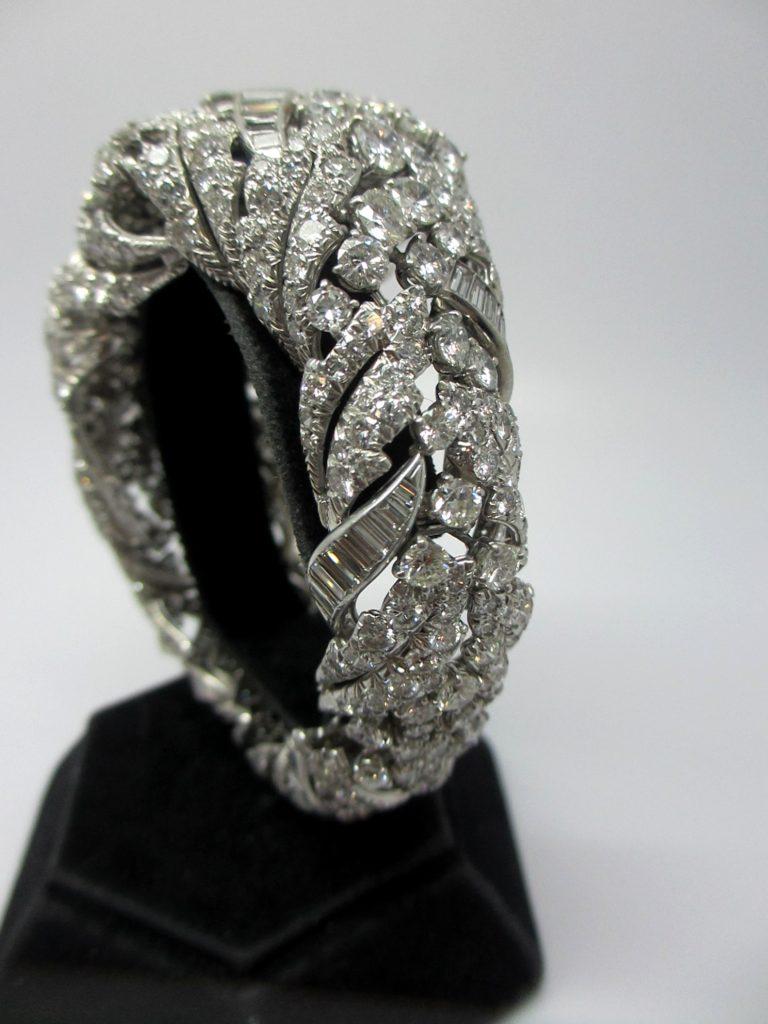 💎 DAVID WEBB Vintage Platinum Bracelet - 55.00ct Diamonds & Sapphires 💎

Chef-d'œuvre audacieux et intemporel de l'emblématique designer américain David Webb, ce bracelet vintage en platine capture l'essence de la haute joaillerie.

✨ Design/One