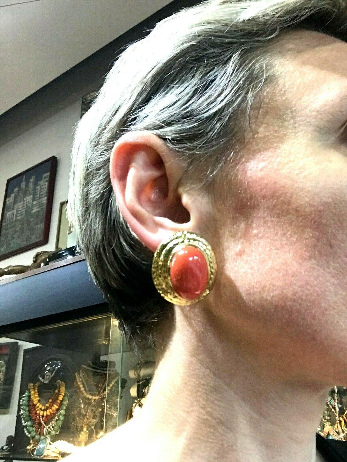 David Webb Vintage Yellow Gold Coral Clip-On Earrings In Excellent Condition In Beverly Hills, CA