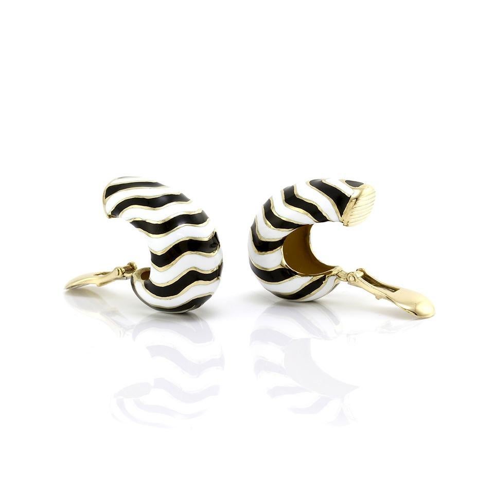 David Webb White and Black Kingdom Enamel Zebra In 18 Karat Gold Earrings In Excellent Condition In New York, NY