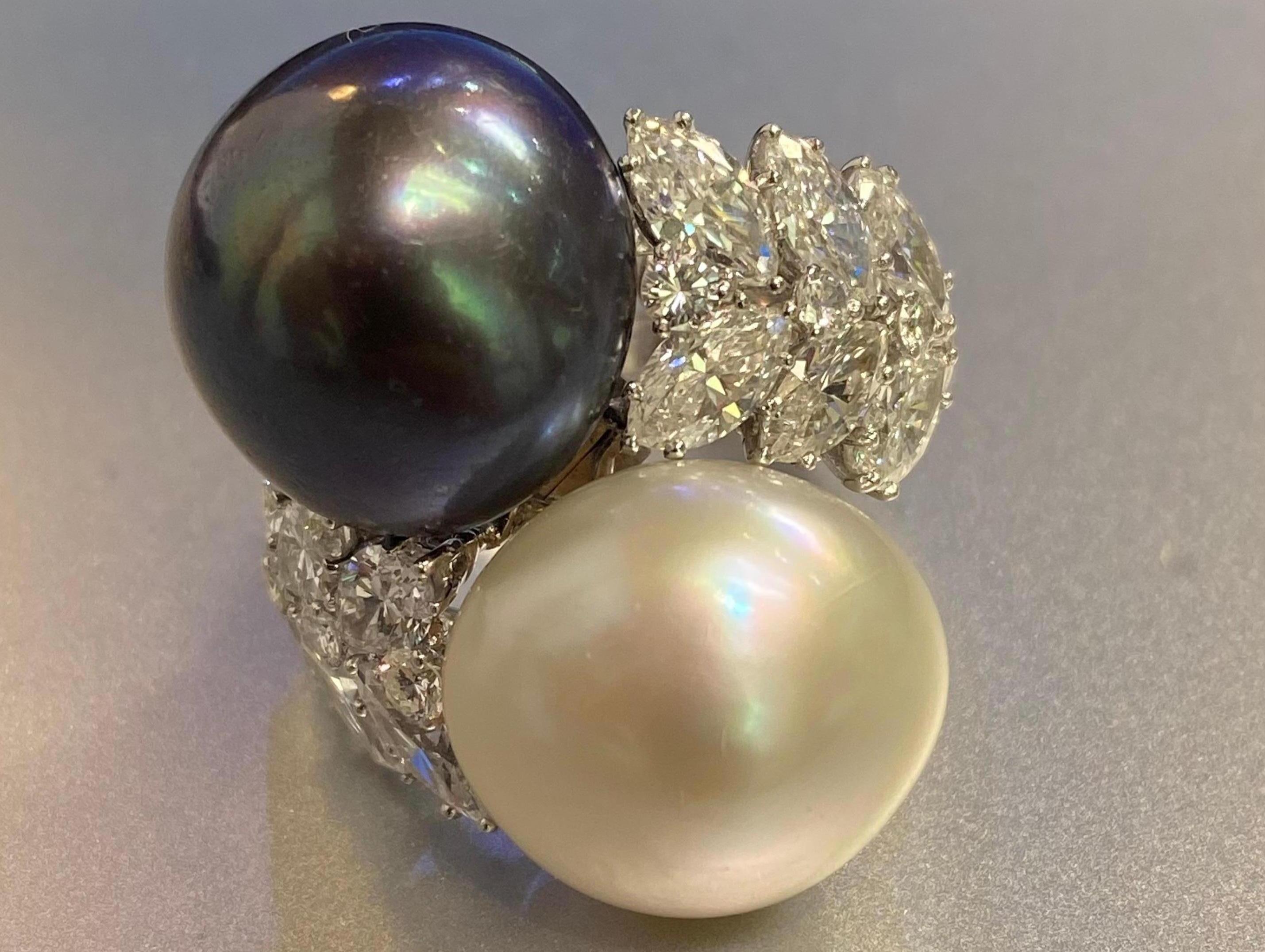 David Webb White and Black Pearl You & Me Ring In Excellent Condition For Sale In New York, NY