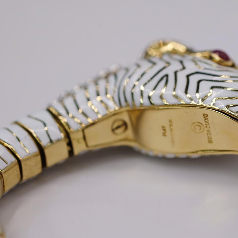 Moderne Bracelet zébré en platine et or avec diamants blancs, émail et rubis, David Webb en vente