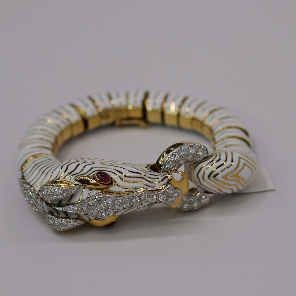 Taille ronde Bracelet zébré en platine et or avec diamants blancs, émail et rubis, David Webb en vente