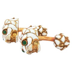 Boutons de manchette David Webb en émail blanc, en or 18 carats, en forme de tête de lion, avec un œil en émeraude cabochon