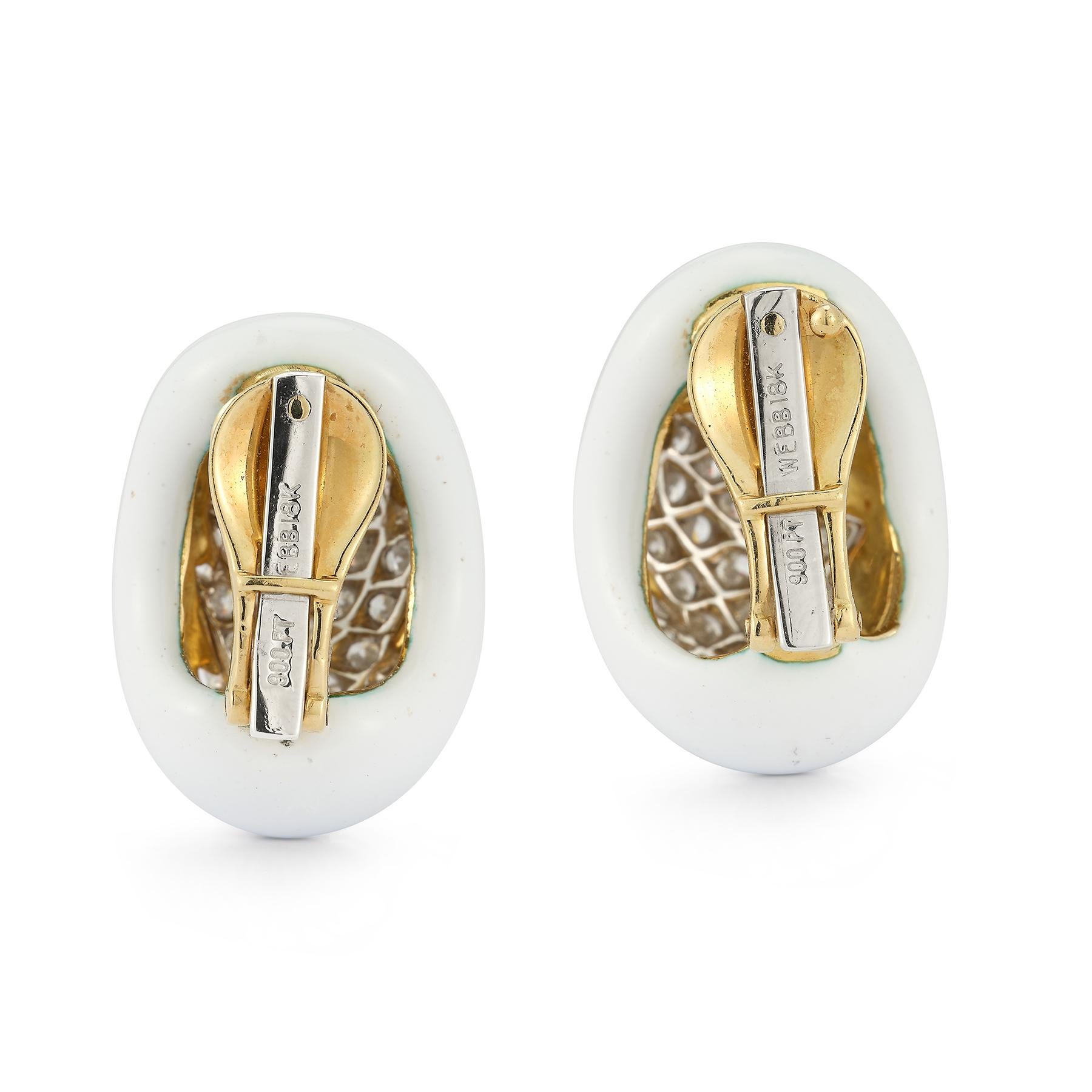 Ohrringe aus weißer Emaille und Diamanten von David Webb  (Rundschliff) im Angebot
