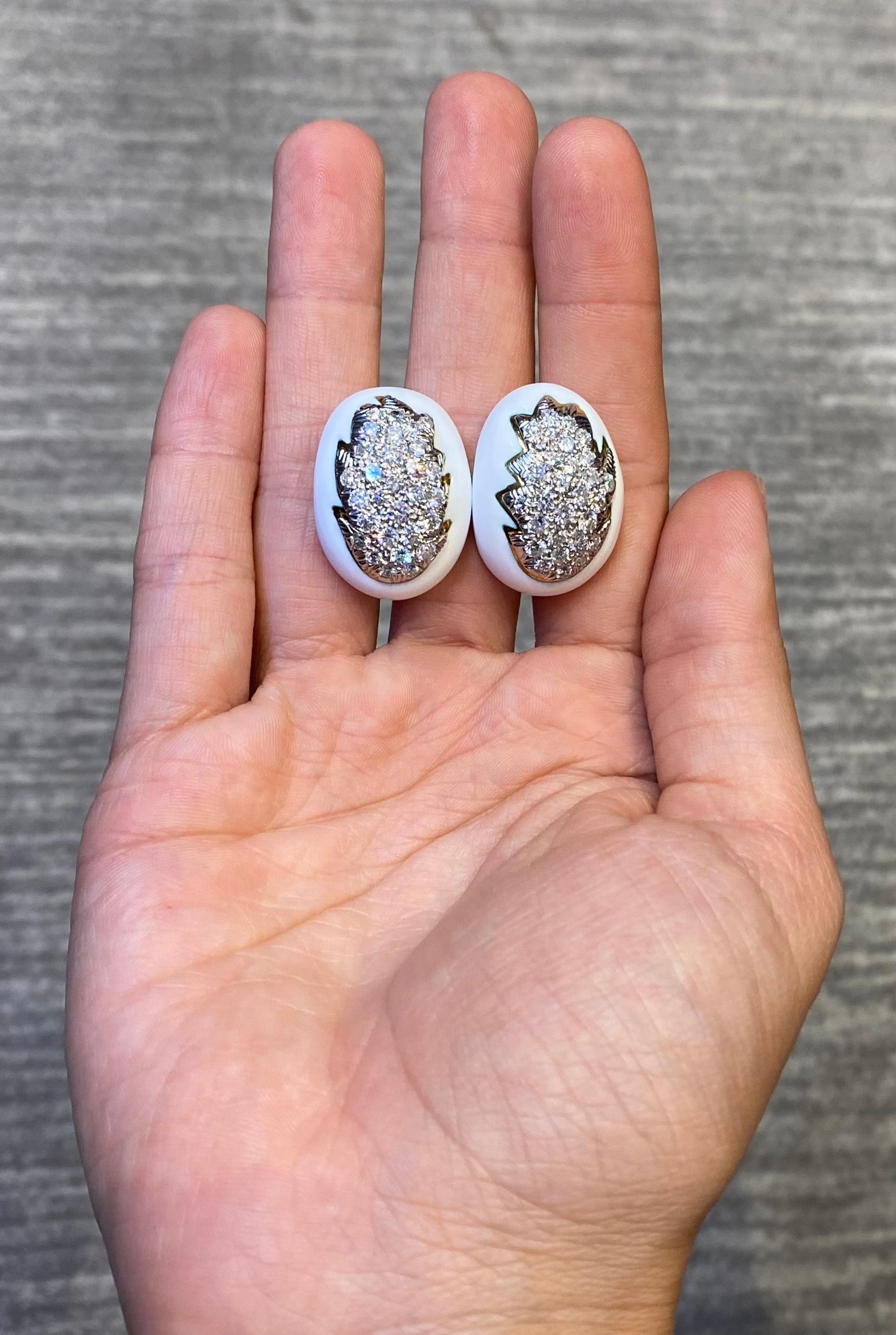 Ohrringe aus weißer Emaille und Diamanten von David Webb  Damen im Angebot