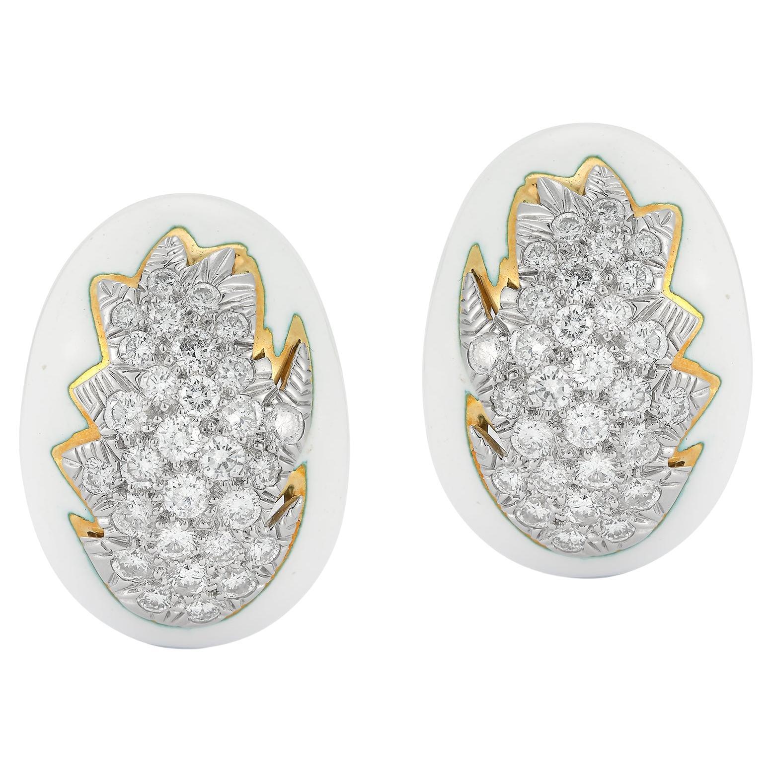 Ohrringe aus weißer Emaille und Diamanten von David Webb  im Angebot