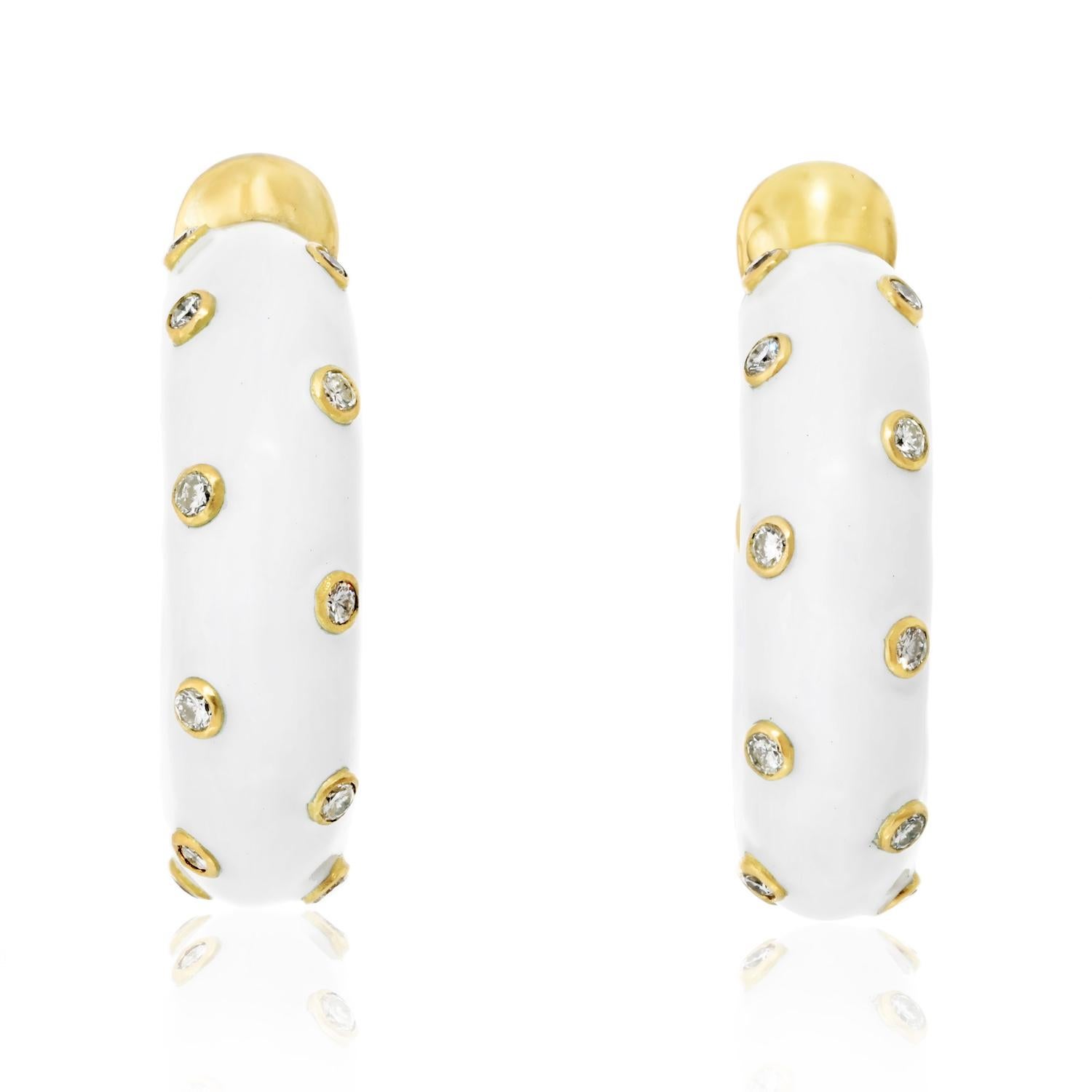 Questi straordinari mini orecchini a cerchio di David Webb sono una splendida miscela di materiali lussuosi e design senza tempo. Realizzati in platino e oro giallo 18 carati, presentano una finitura lucida in smalto bianco e sono impreziositi da