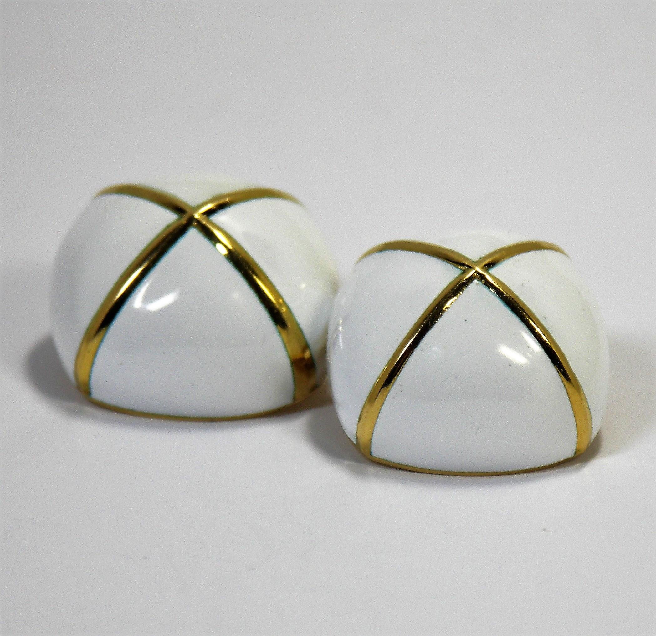 David Webb Weiße Emaille-Ohrringe in Kissenform von David Webb im Zustand „Gut“ in Palm Beach, FL