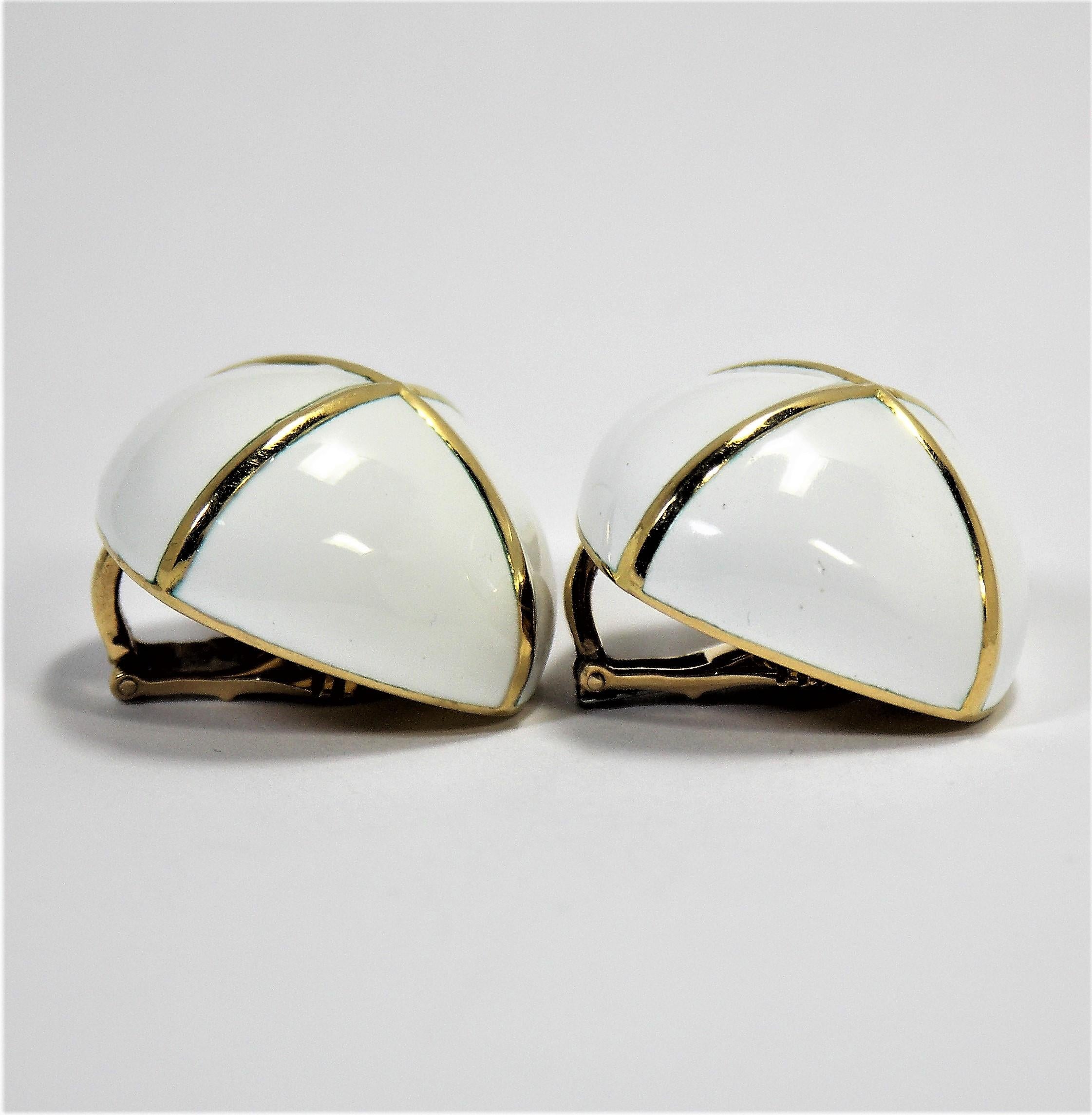 David Webb Weiße Emaille-Ohrringe in Kissenform von David Webb Damen