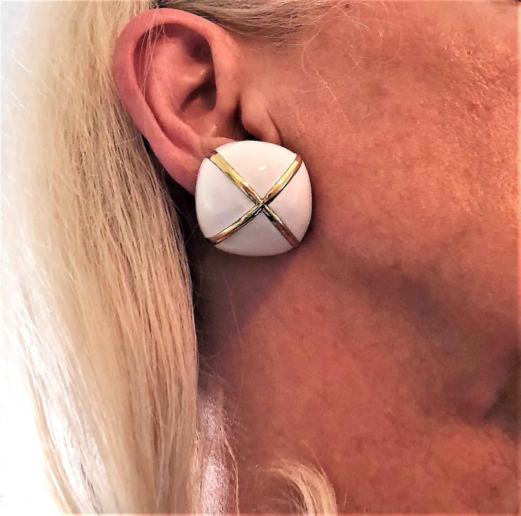 David Webb Weiße Emaille-Ohrringe in Kissenform von David Webb 2