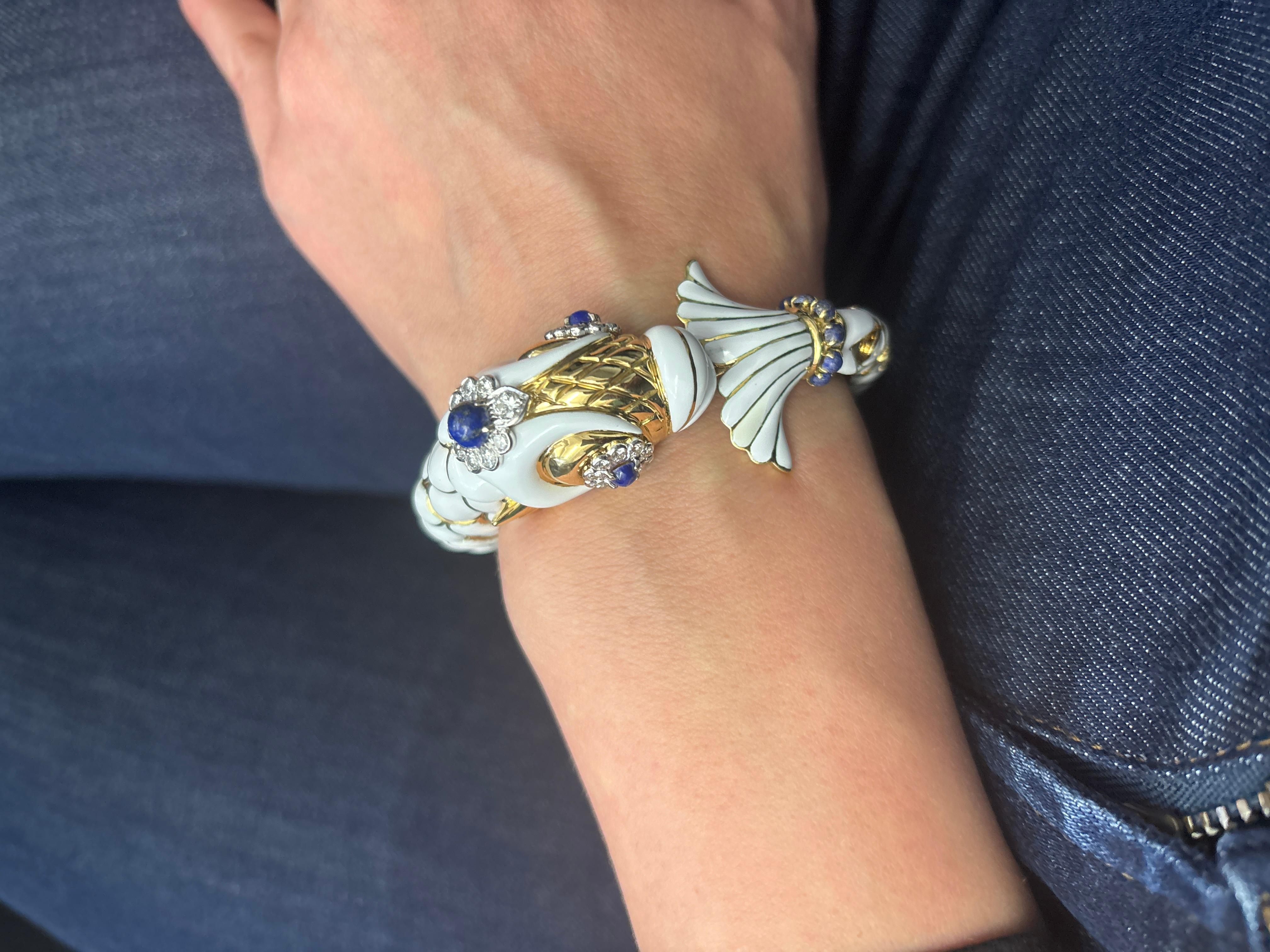 David Webb White Enamel, Diamond and Lapis Fish Bracelet In 18k (Rundschliff) im Angebot