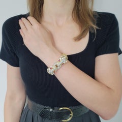 Bracciale di David Webb con doppia testa di pantera in smalto bianco, diamanti e rubini.