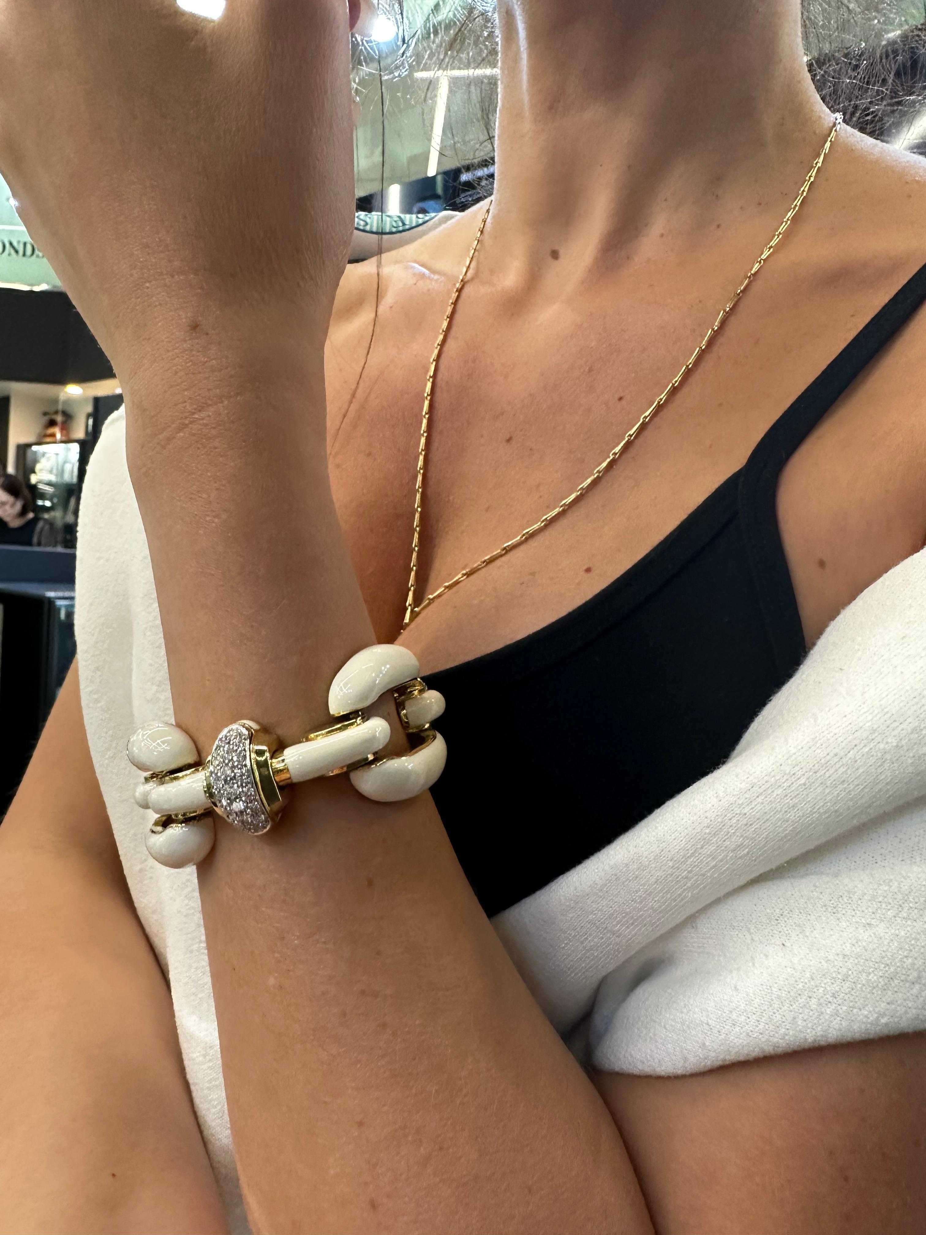 Weißes Emaille-Diamant-Armband mit großen Gliedern von David Webb im Zustand „Hervorragend“ im Angebot in New York, NY