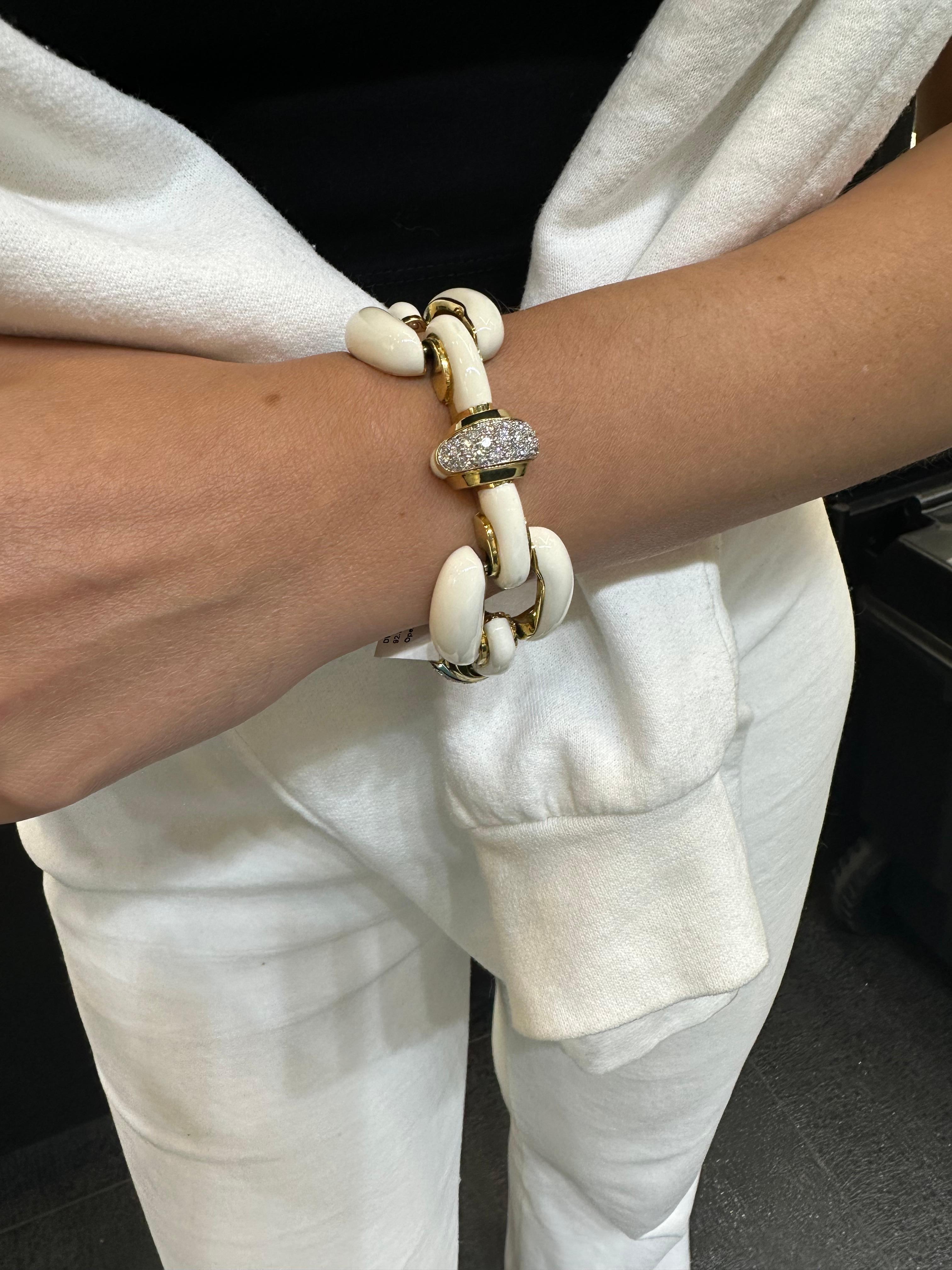 Weißes Emaille-Diamant-Armband mit großen Gliedern von David Webb Damen im Angebot