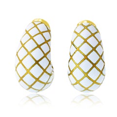 Pendientes de clip «Bombe Gold» de David Webb, en esmalte blanco, platino y oro amarillo de 18 quilates