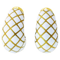 Pendientes de clip «Bombe Gold» de David Webb, en esmalte blanco, platino y oro amarillo de 18 quilates