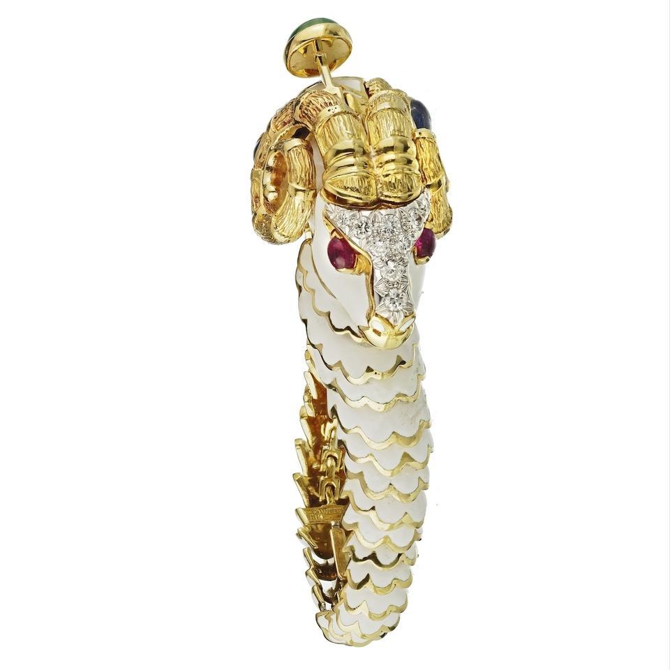 Taille ronde David Webb Bracelet jonc animalier en émail blanc représentant un bélier en forme d'éléphant avec rubis et émeraudes en vente