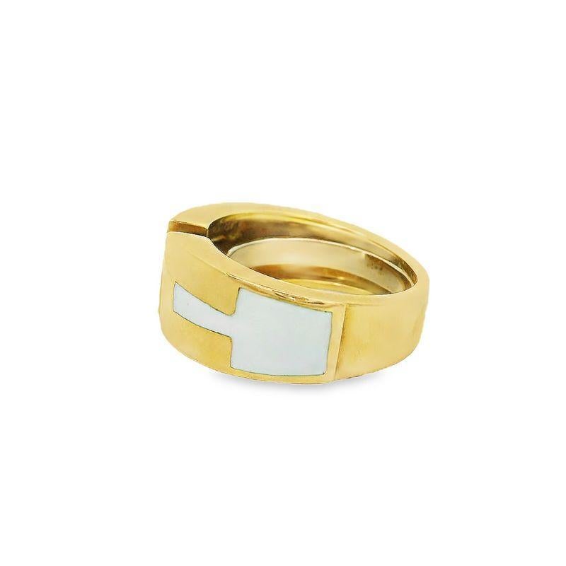 Questo elegante anello a fascia David Webb è realizzato in oro 18 carati e presenta un'elegante finitura in smalto bianco. Pesa 8,45 grammi. Taglia 6. Graffi minori sul metallo dovuti alla normale usura.