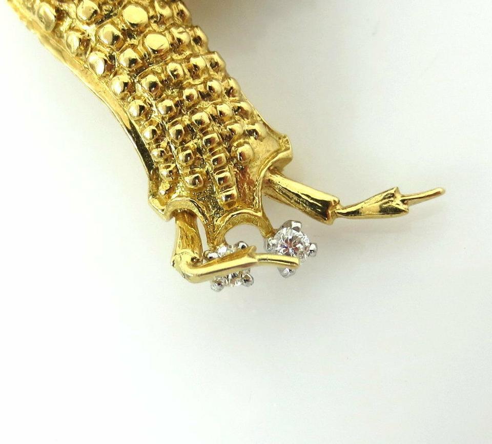 Taglio rotondo David Webb Smalto bianco Vintage Borchiato Chiocciola 0,10 Carati Diamante Spilla in vendita