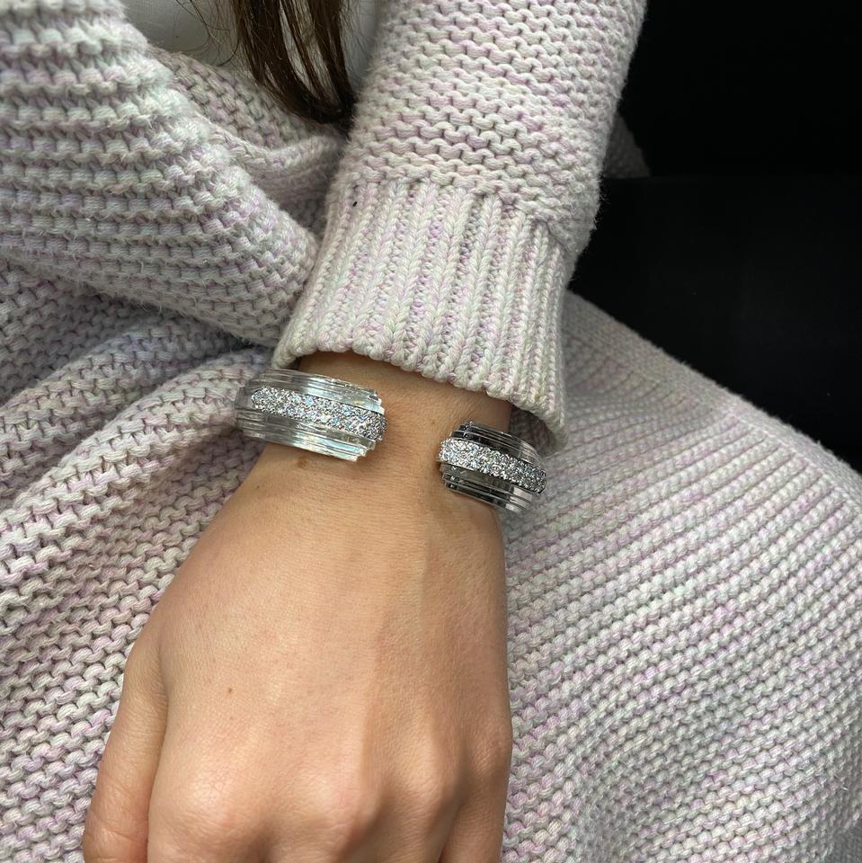Carved rock crystal, brilliant-cut diamonds, 14K gold, and platinum.

Product Type: Bracelet
Collection: Twilight

Description
Carved rock crystal, brilliant-cut diamonds, 14K gold, and platinum
Inside circumference: 2inches
Weight: 88gr
Carat