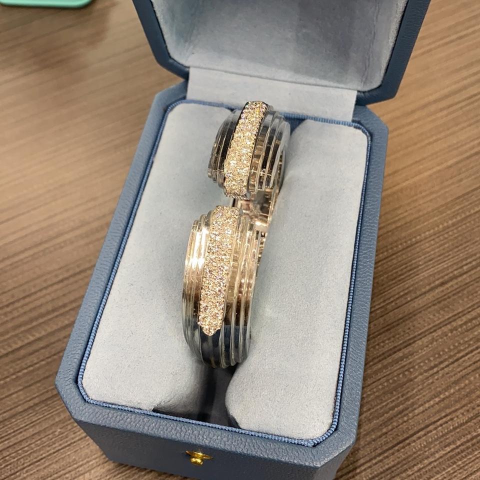 David Webb White Gold Carved Rock Crystal Brilliant-Cut Diamonds Bracelet In Excellent Condition In New York, NY