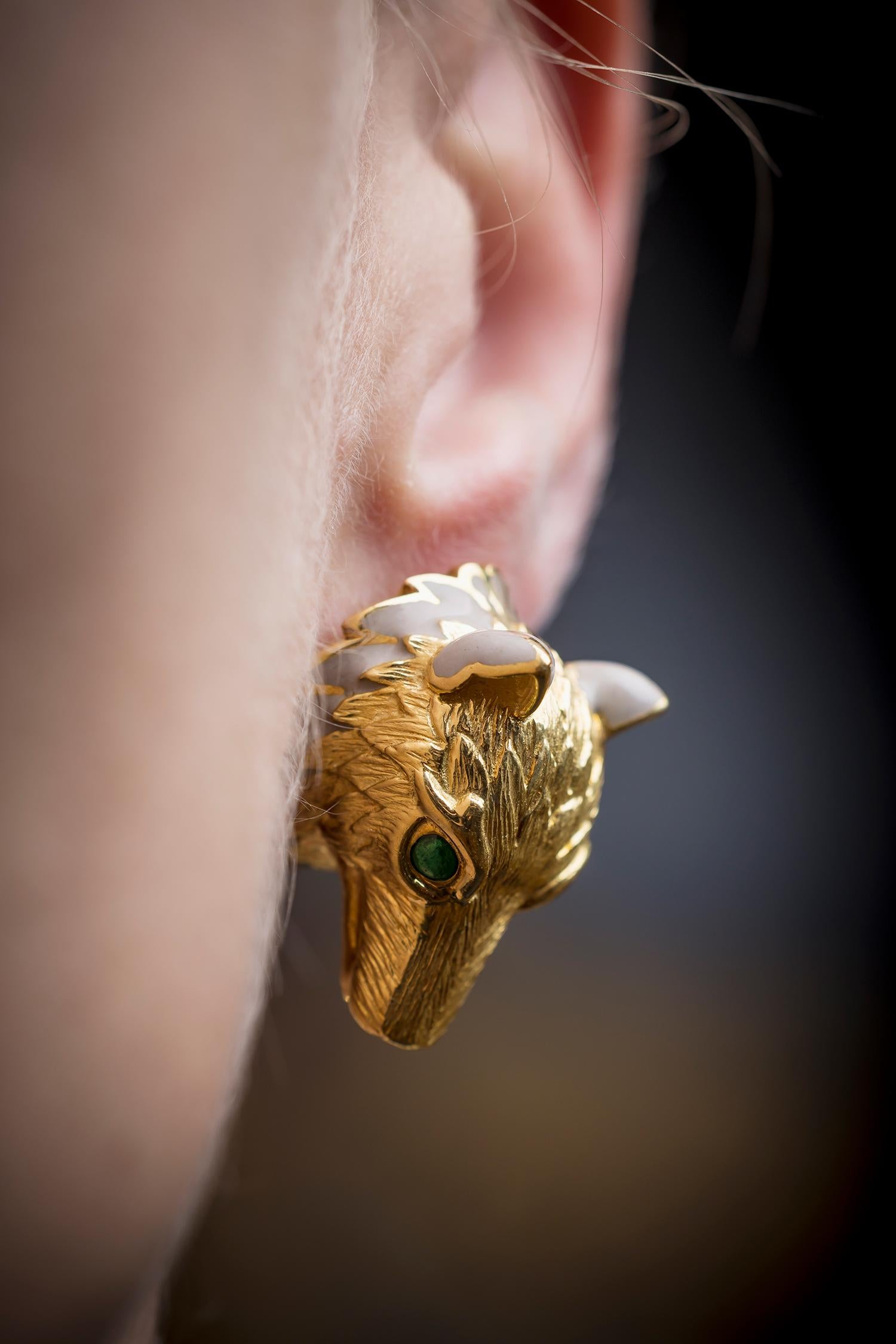 David Webb Boucles d'oreilles en or jaune et émail en forme de loup Pour femmes en vente