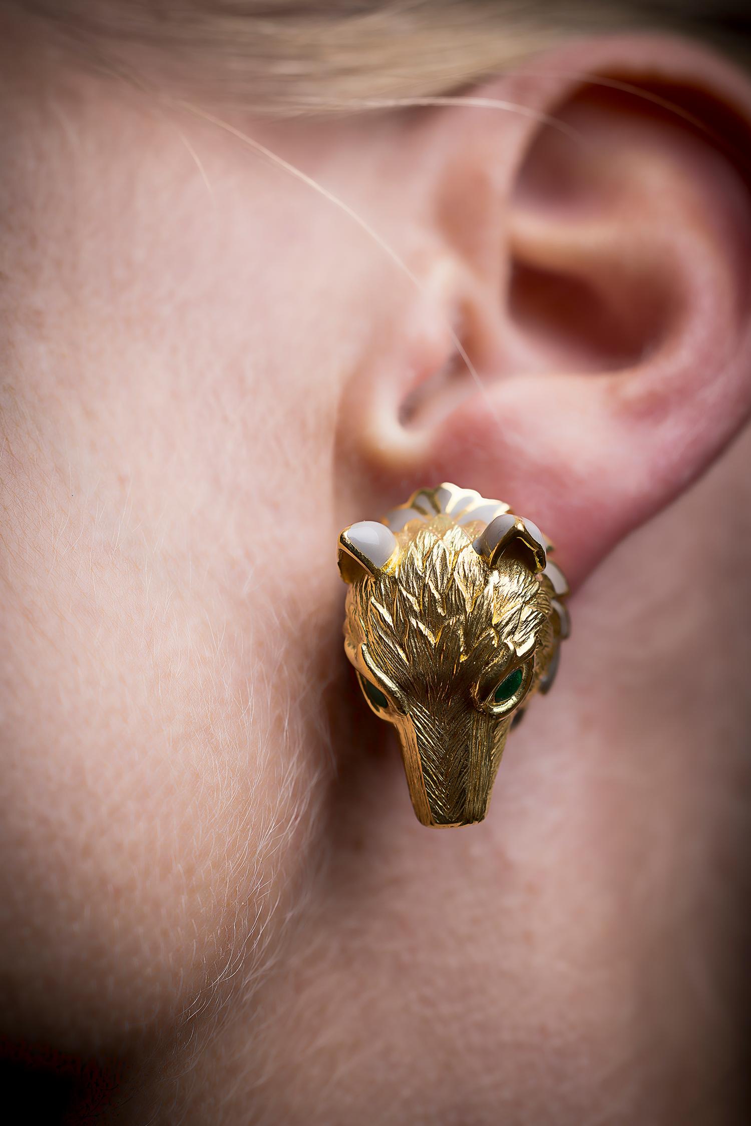 David Webb Boucles d'oreilles en or jaune et émail en forme de loup en vente 1
