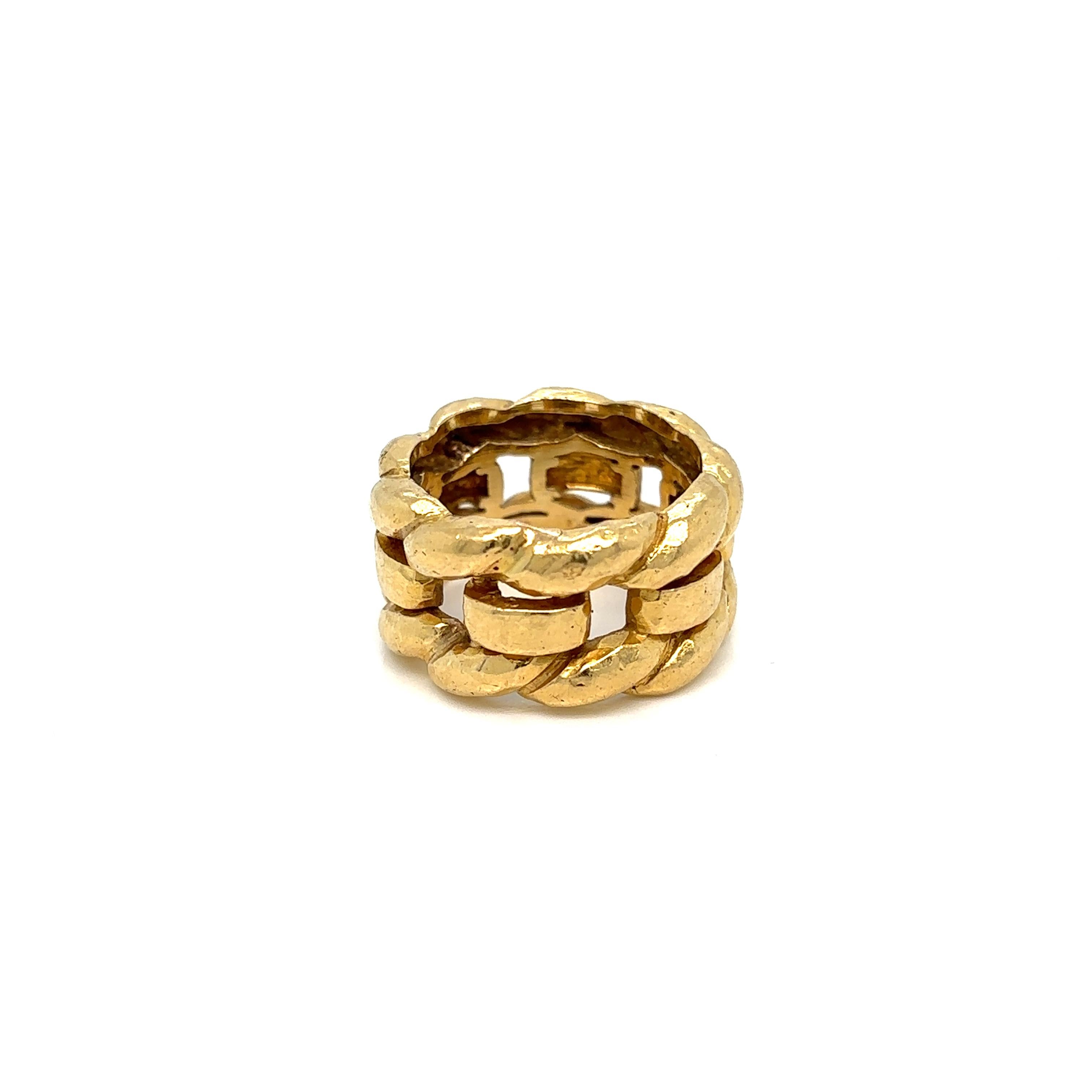 Vintage bold woven gold band by David Webb. The entire ring is made of 18 karat gold. Twisted rope top and bottom flanks rectangular arched links.

Width: 1,2 cm
Size 8. We can put balls gold inside to make it smaller but no possible to increase the