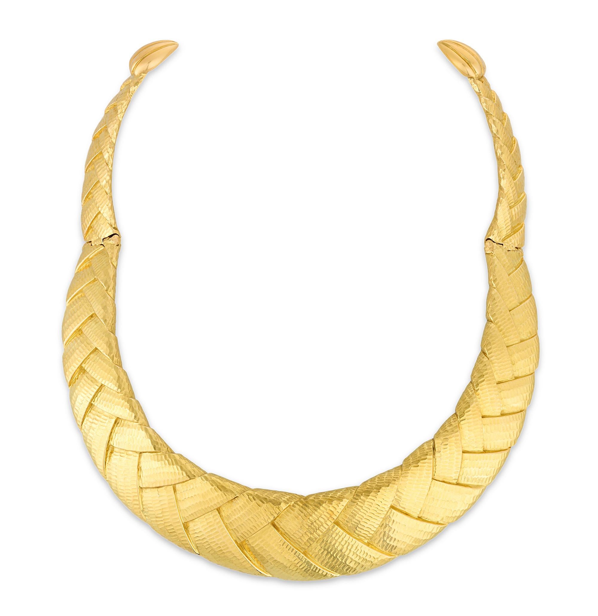 Un audace design del XX secolo di uno dei gioiellieri americani più apprezzati, questa collana in oro giallo 18 carati incarna l'estetica singolare di David Webb. Questo scintillante girocollo è caratterizzato da maglie con una bella trama che si