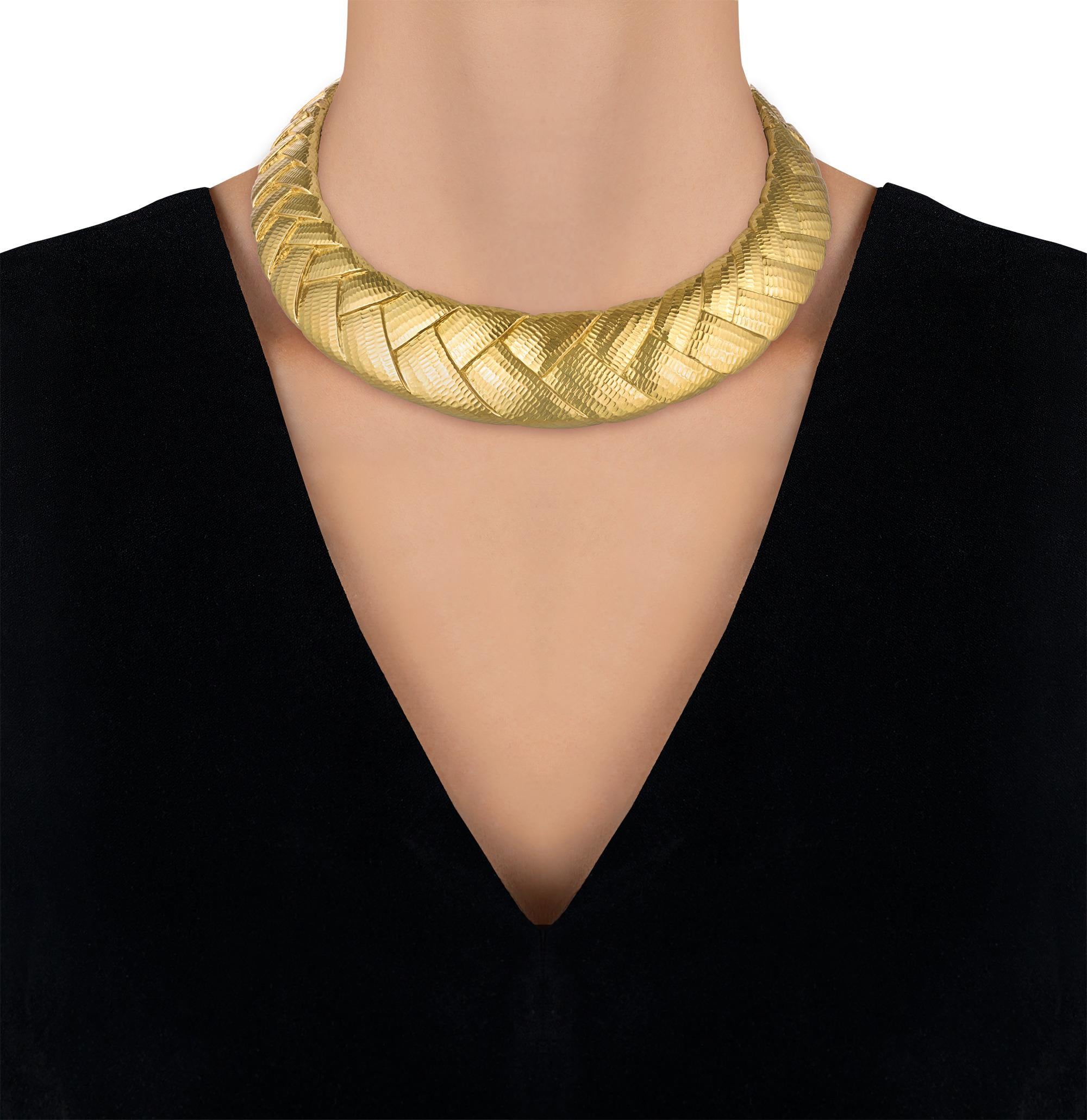Donna David Webb Collana con colletto d'oro intrecciato in vendita