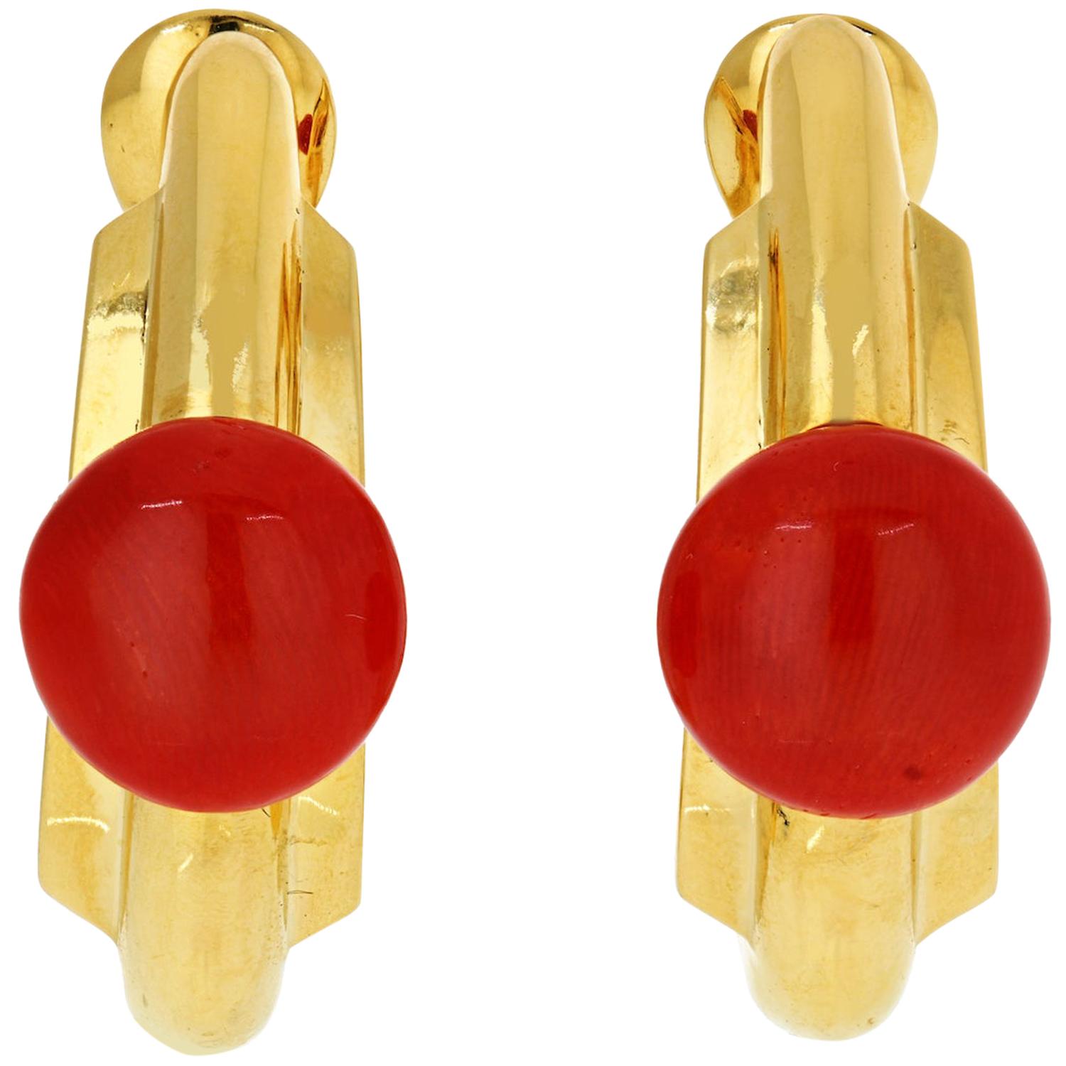 David Webb Boucles d'oreilles en or jaune 18 carats avec cabochons de corail en vente